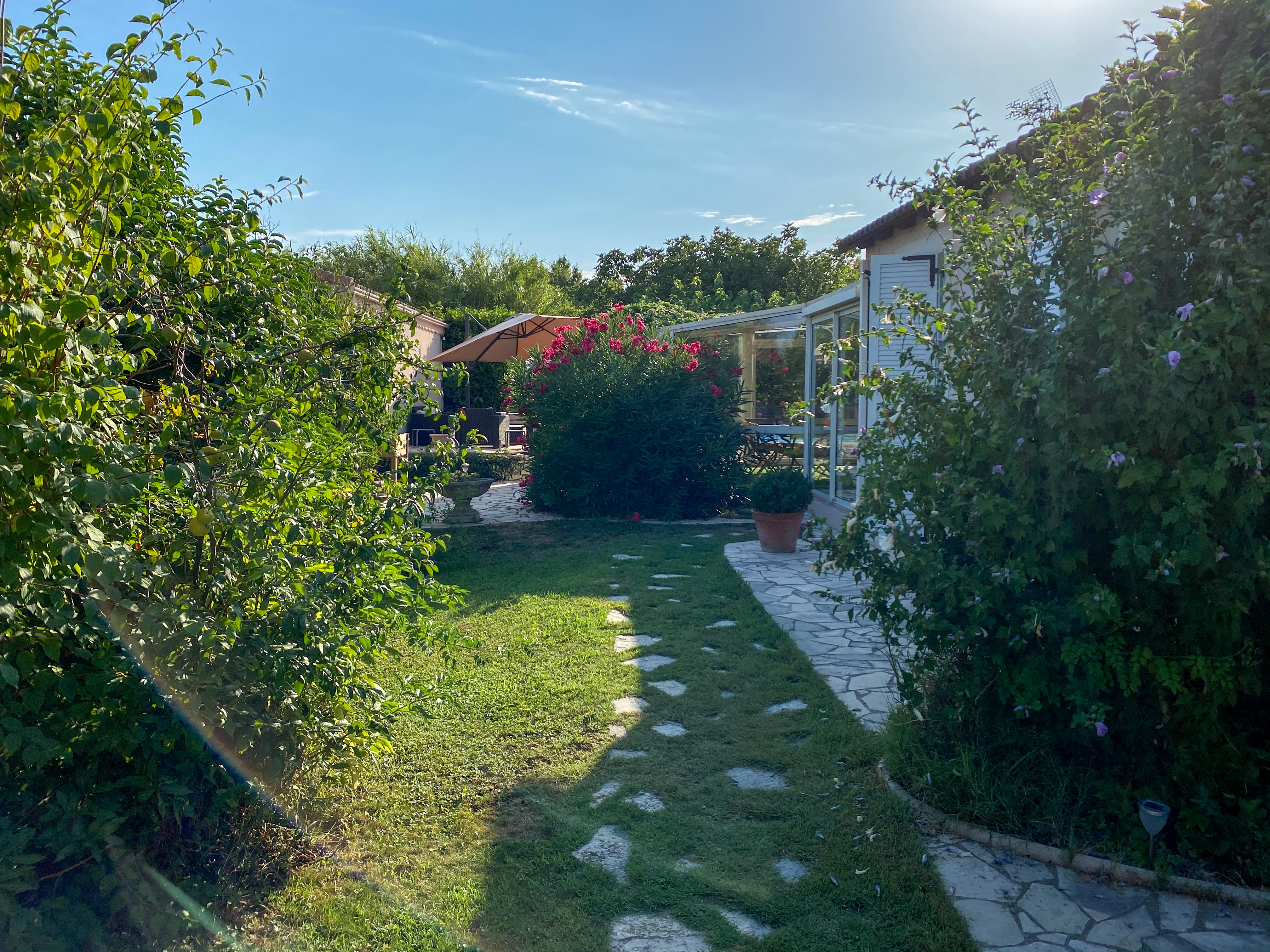 Pleasant 4 bedroom house, pool.