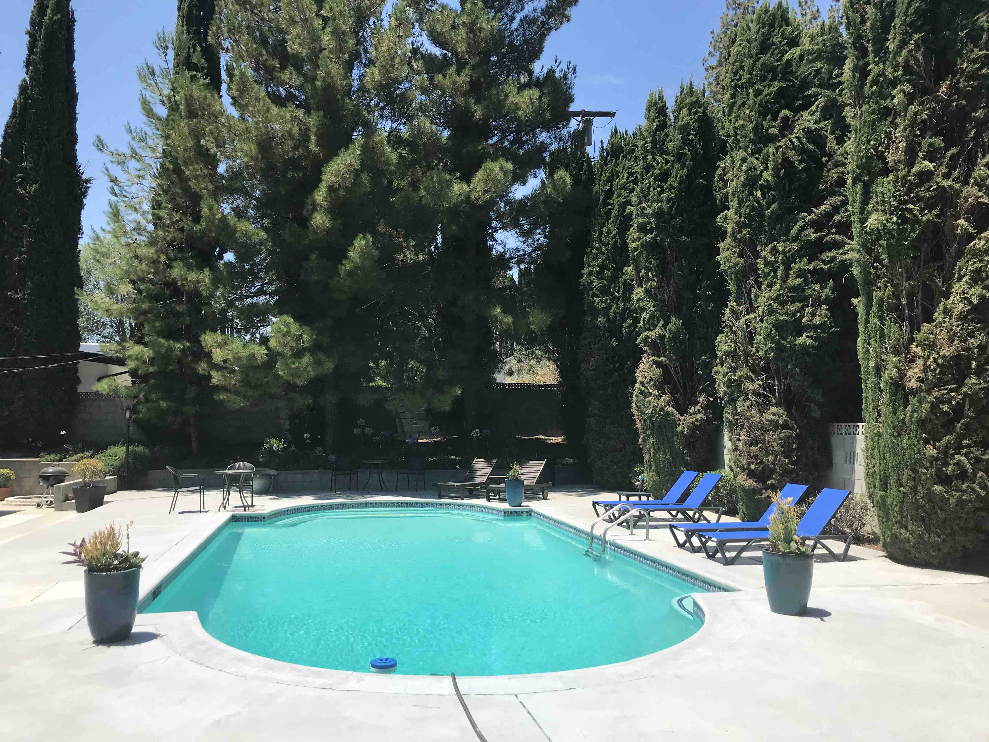 Mid-Century Ranch Home 4+3 Pool & Spa- Sleeps 10 in Woodland Hills, Los Angeles