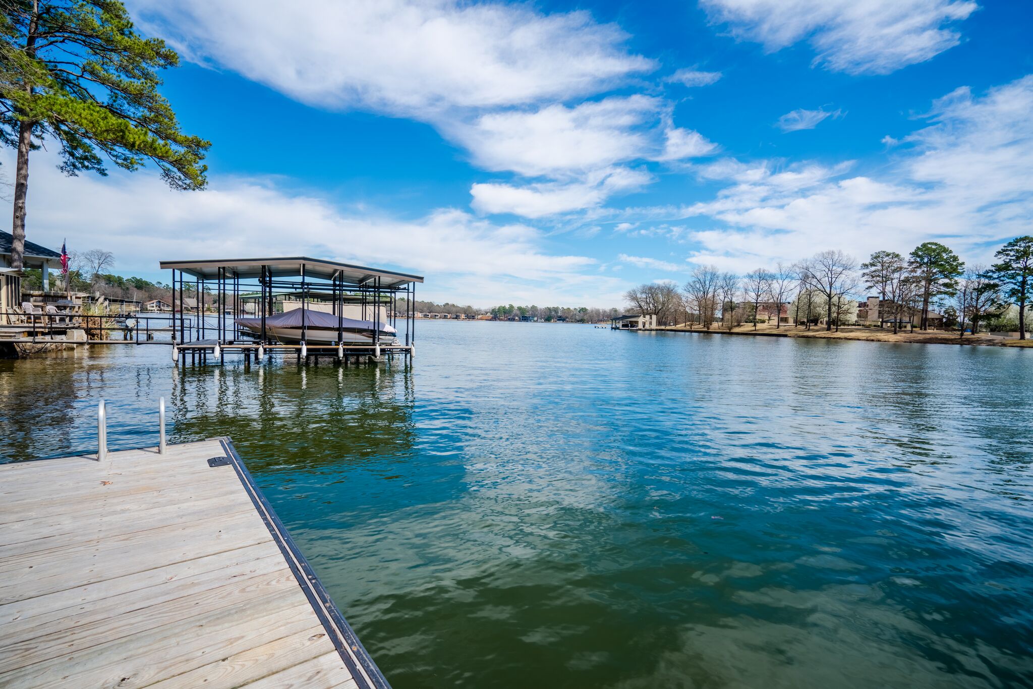 BEAUTIFUL LAKE HOUSE! On the WATER very spacious! Guesthouses for