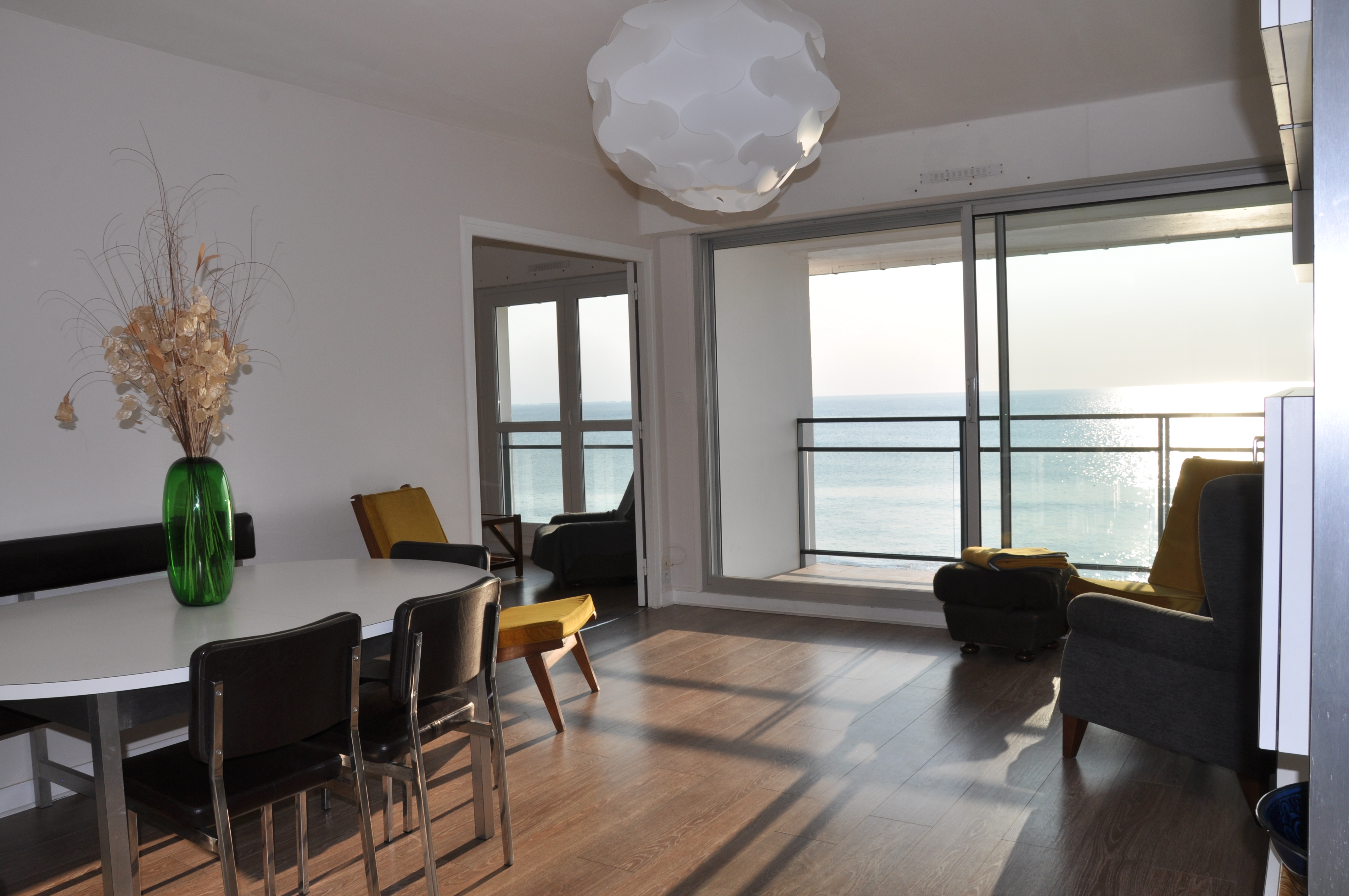 Sea view apartment with direct beach access