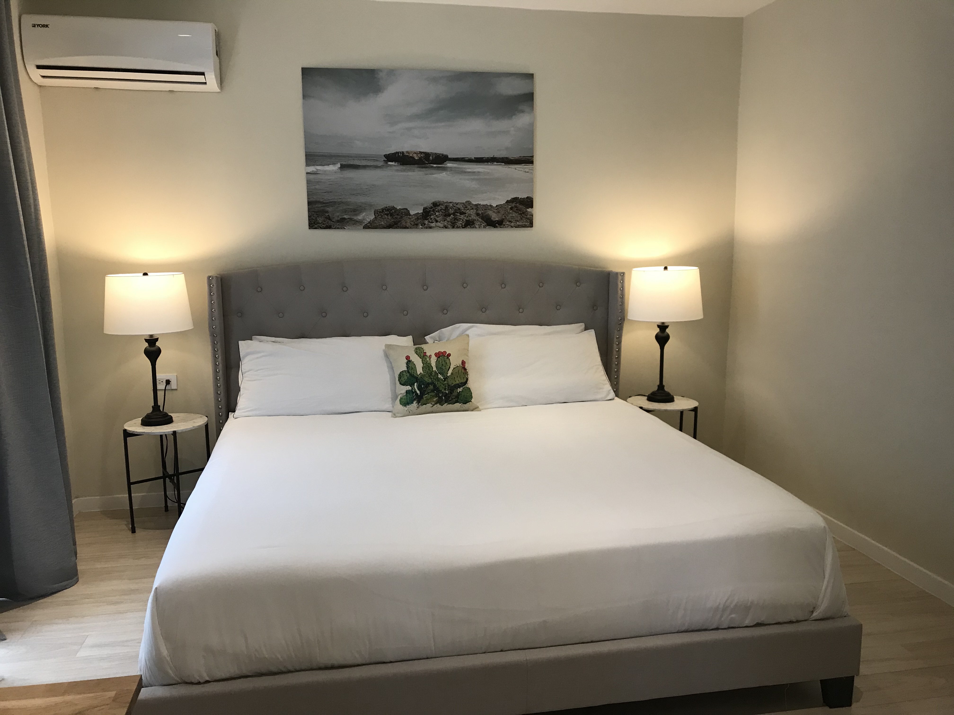 1 bed/King Bed. 5 min walk to beach & shops