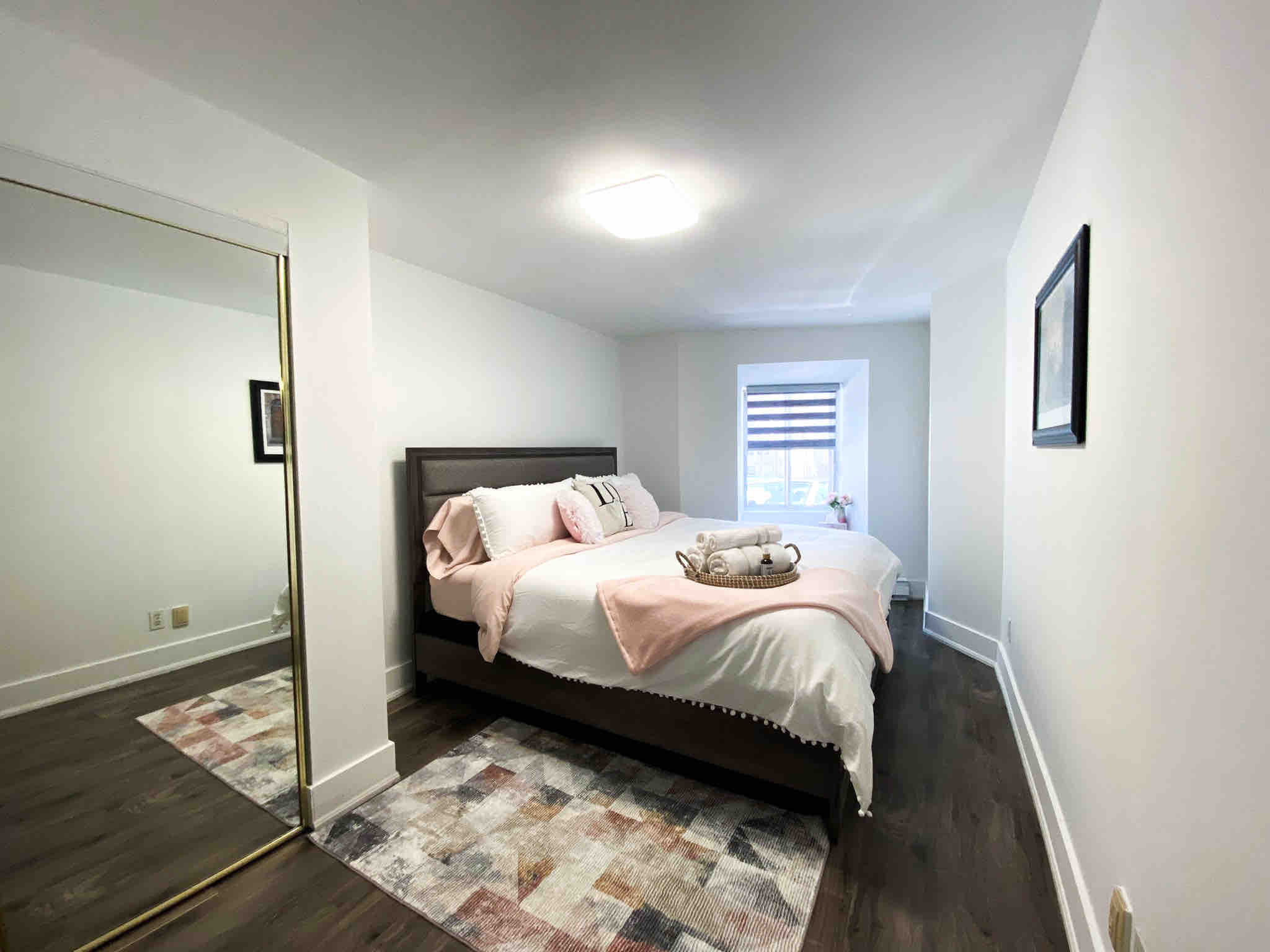 Downtown w/free parking: zen & peaceful 1-BR suite