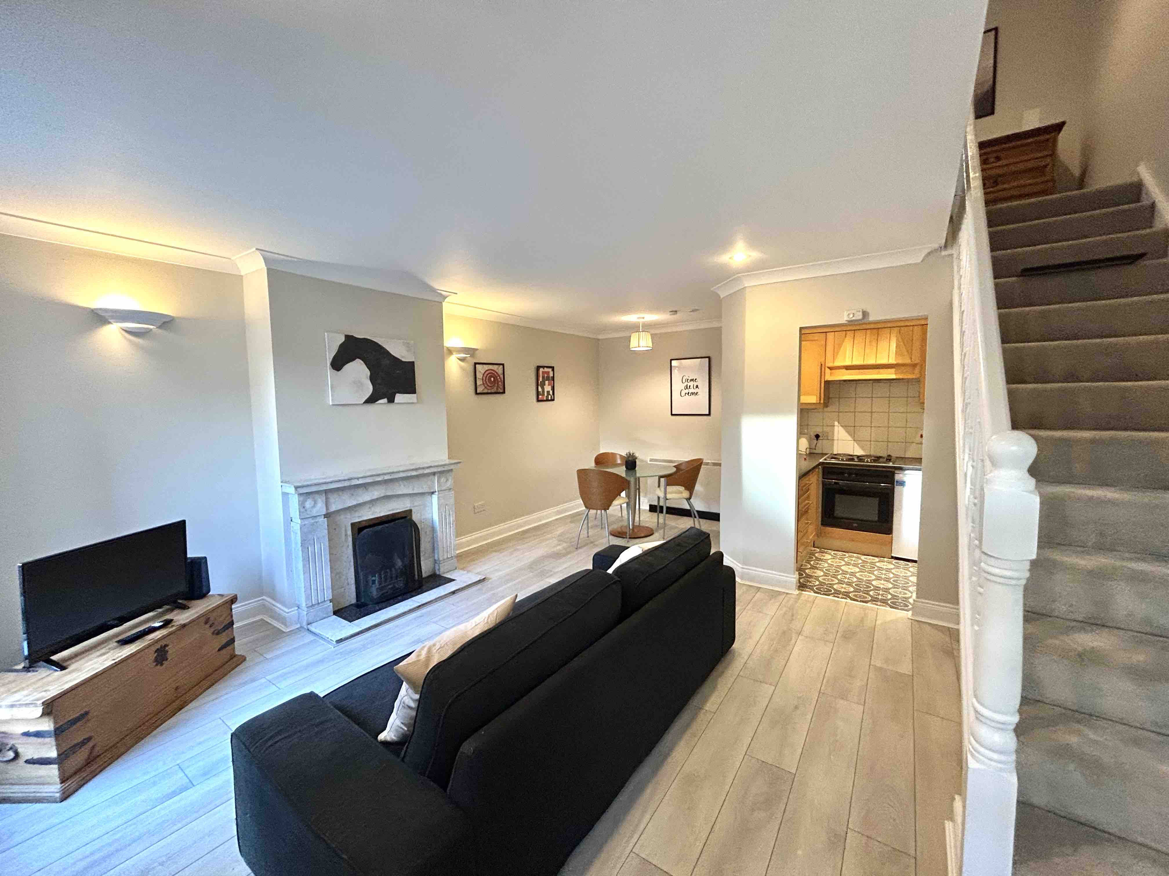 Fab townhouse, sleeps 4, parking & 6km from city