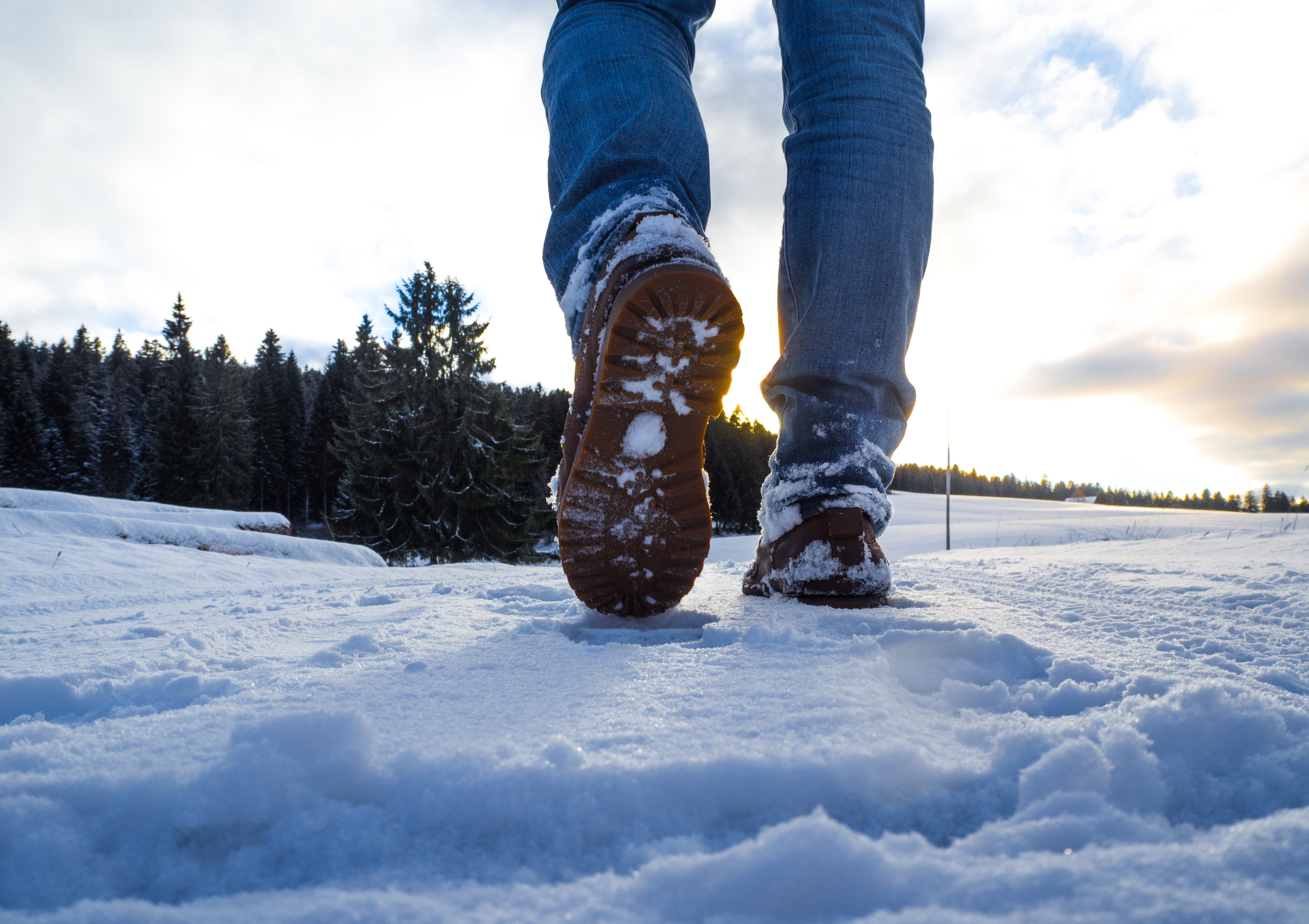 Walking snow rum перевод. Snow Boots мужские. Сапоги для снега. Зимняя обувь 2022. Зимняя обувь на снегу.