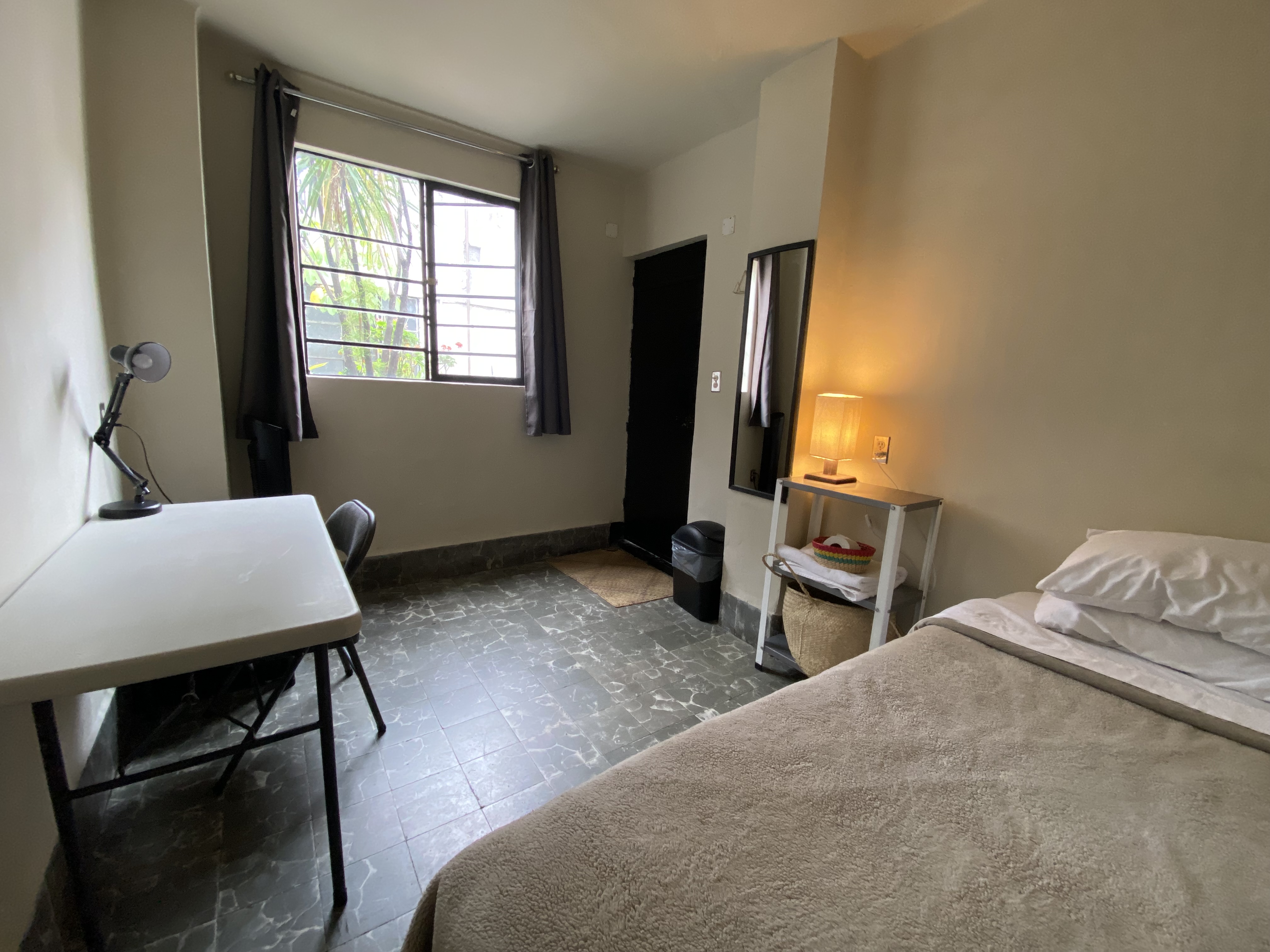 Private room with own access nearby the Angel.