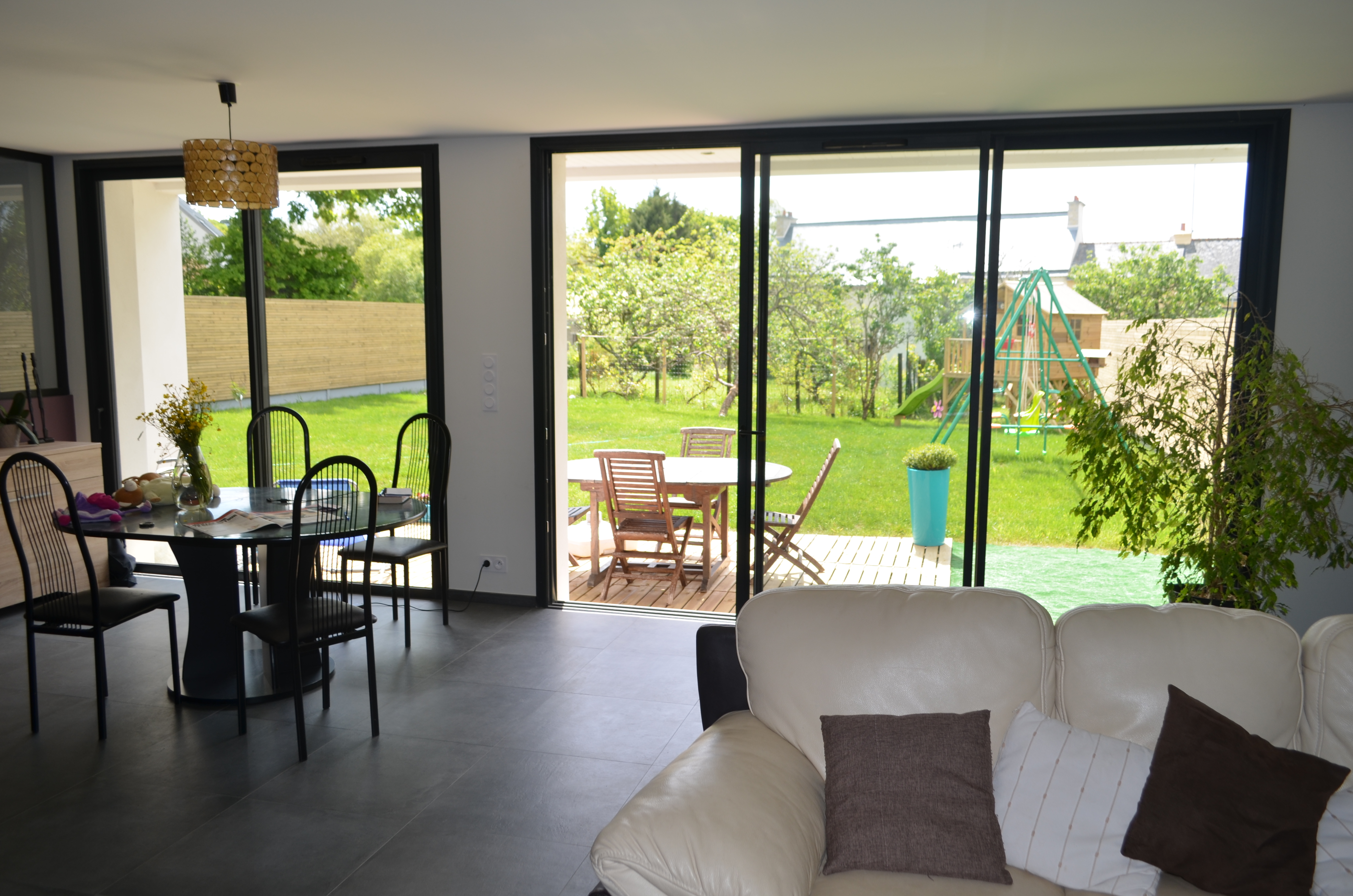 Recent house between the village of Arradon and the sea