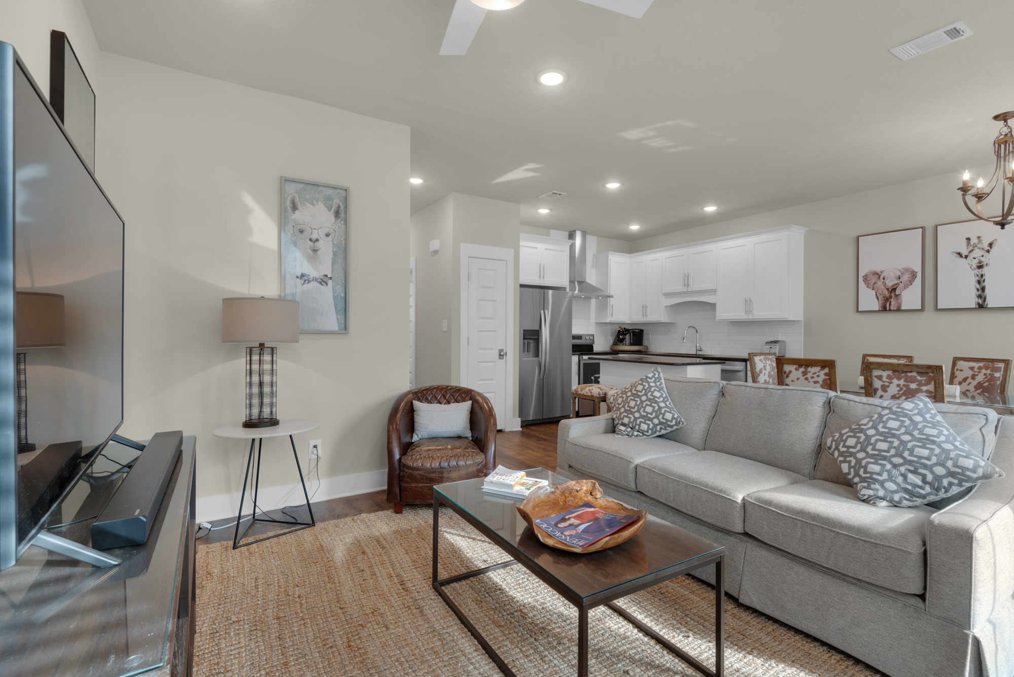 The Fur Gallery - Downtown Pensacola. Only 9 miles to Pensacola Beach