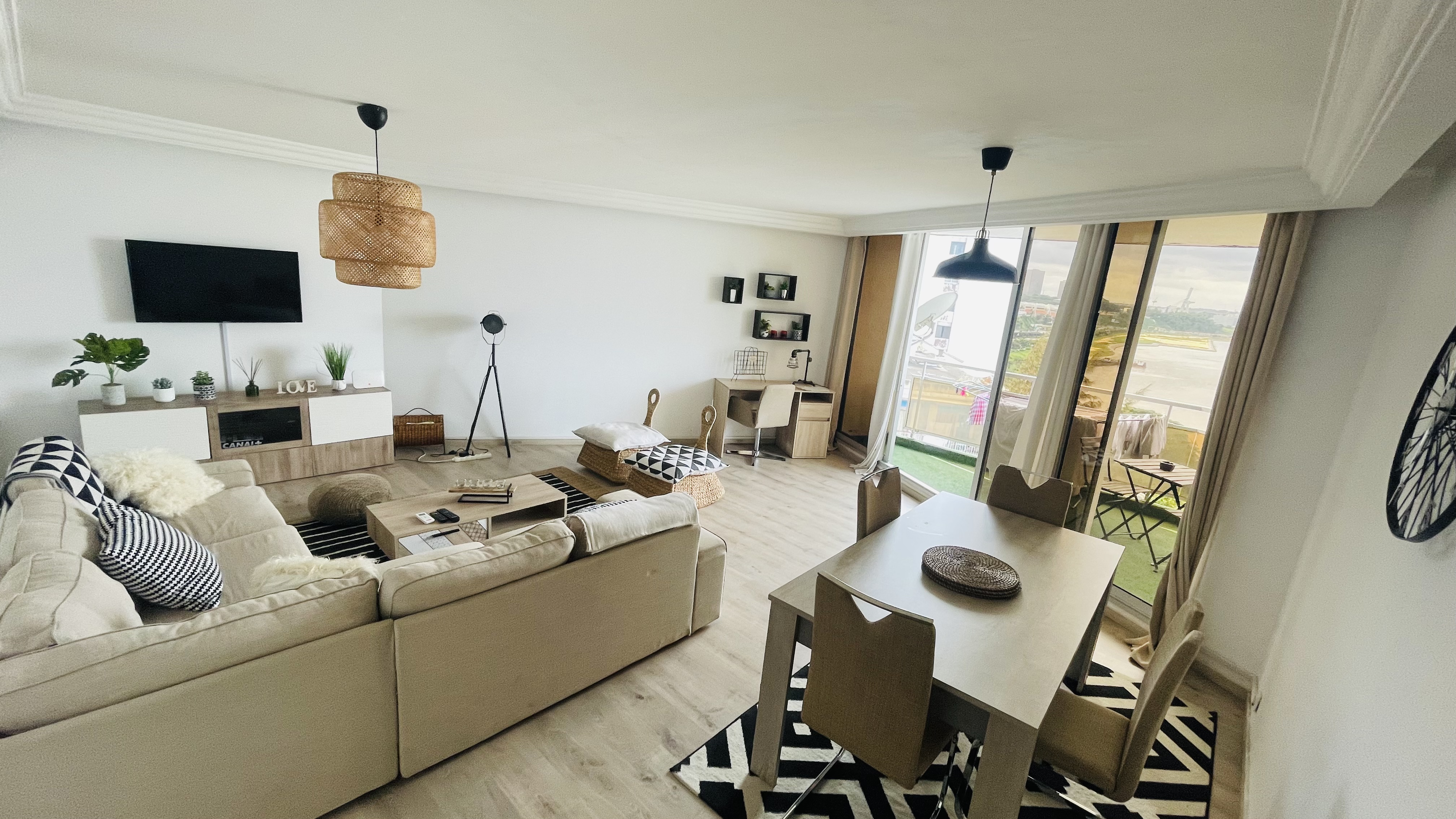 Modern apartment, secure, lagoon view, tray