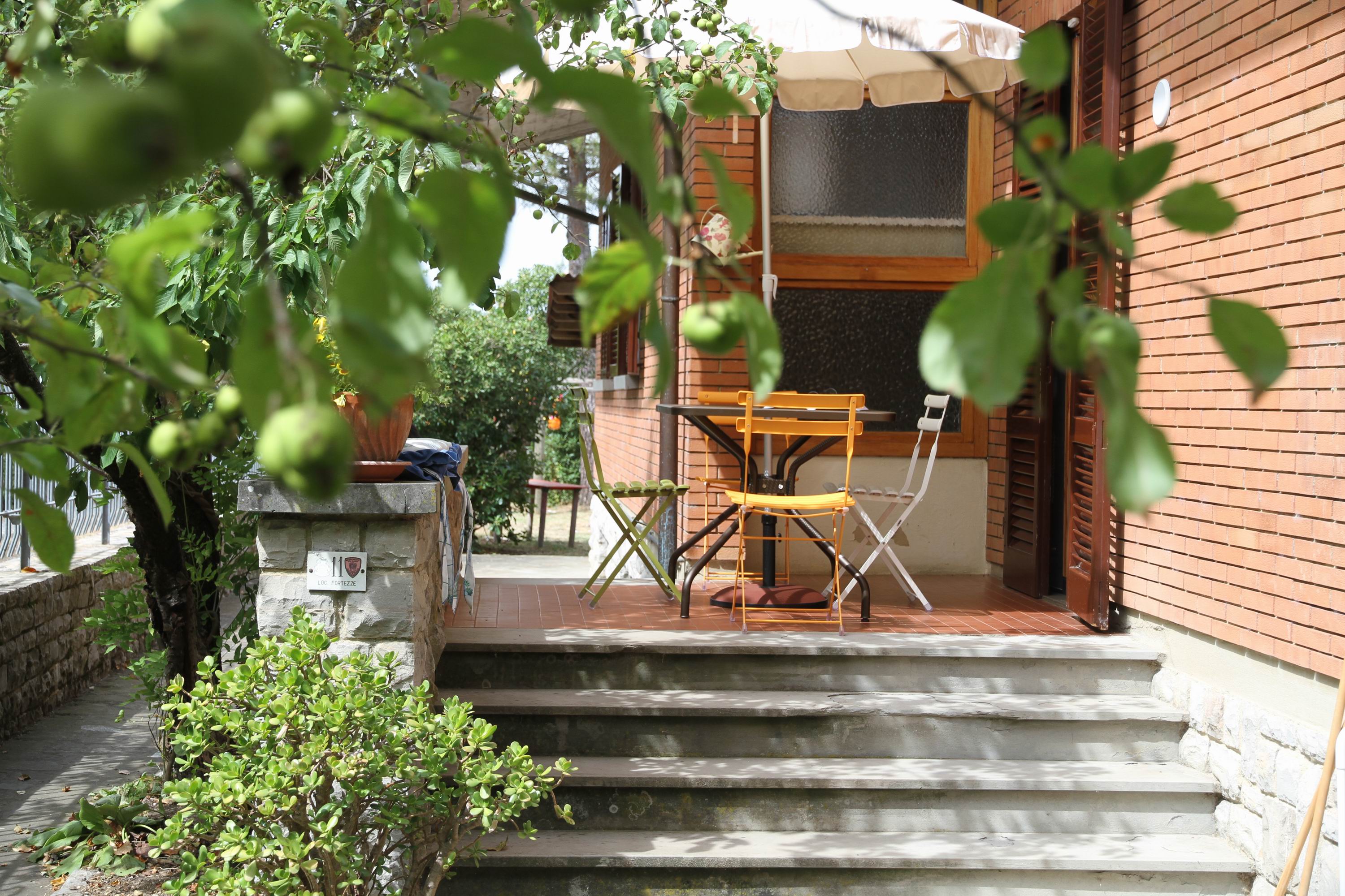 Giulia, detached house with shared garden and pool