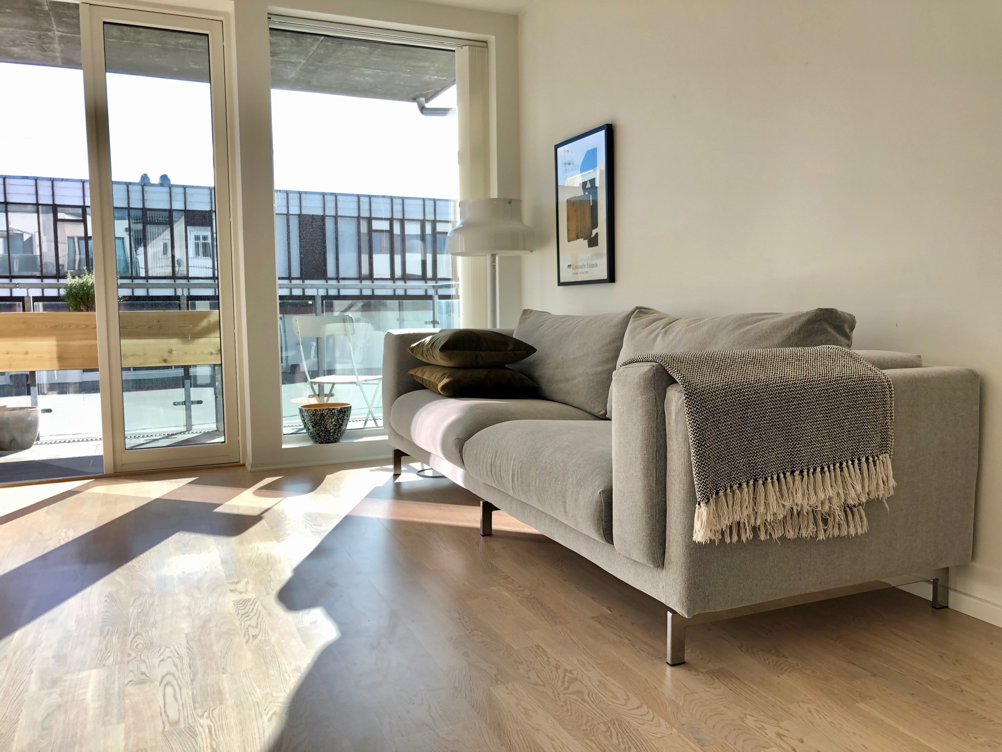 Pretty, Modern Downtown Apartment