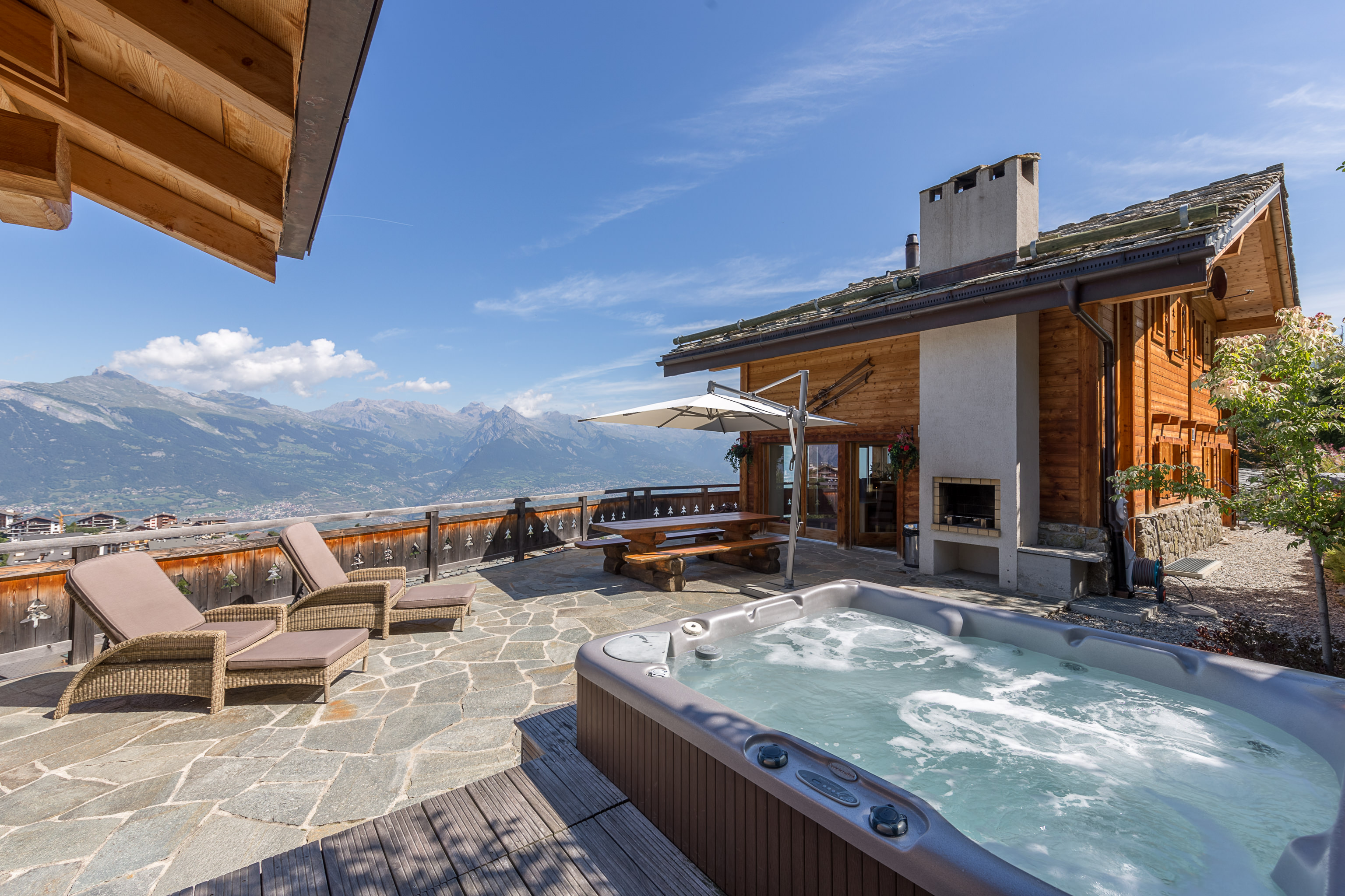 Schönes Chalet in den Schweizer Alpen mit Whirlpool