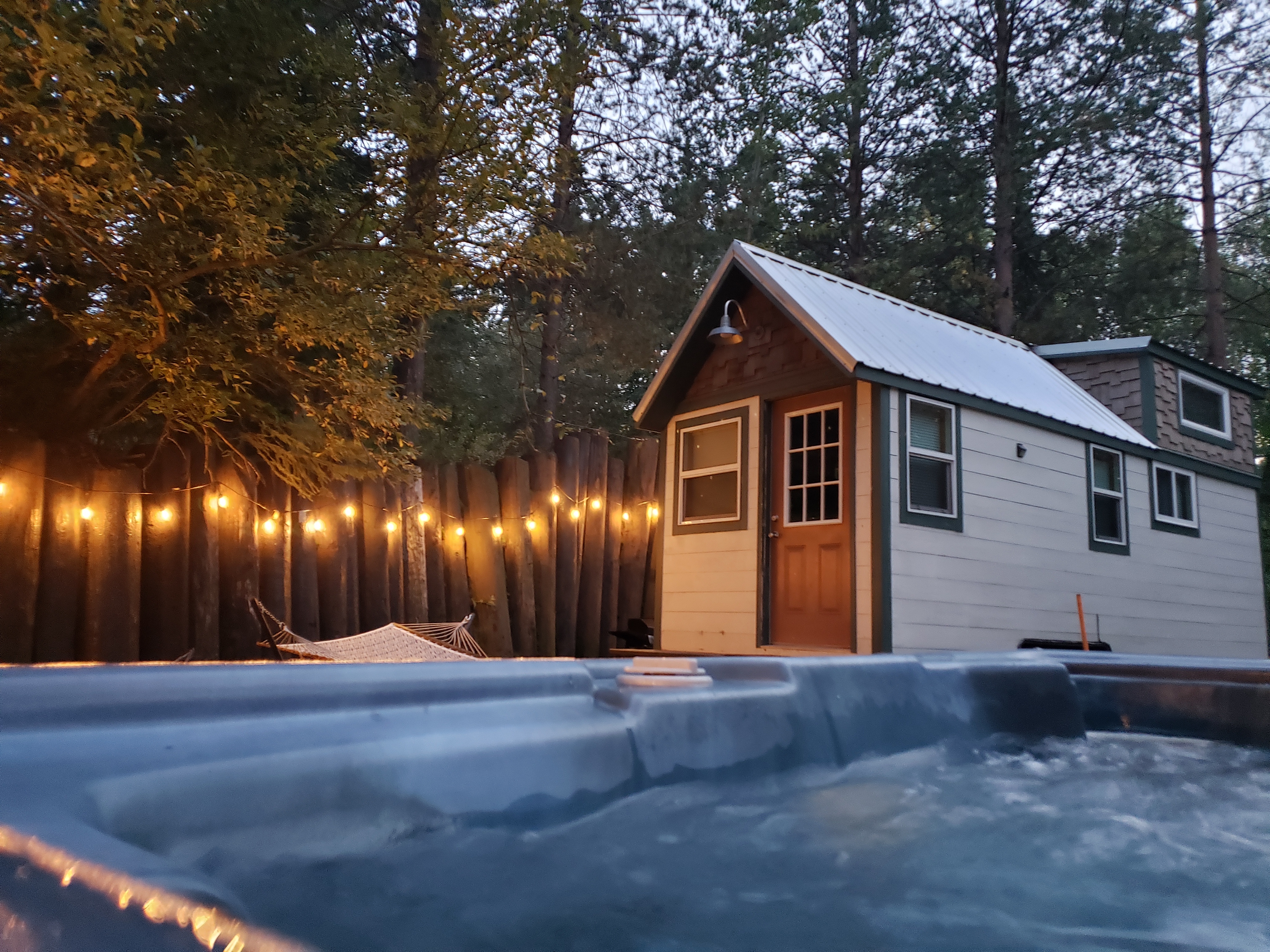 Mini Mt. Inn- Tiny house in S. Anchorage! Hot tub!