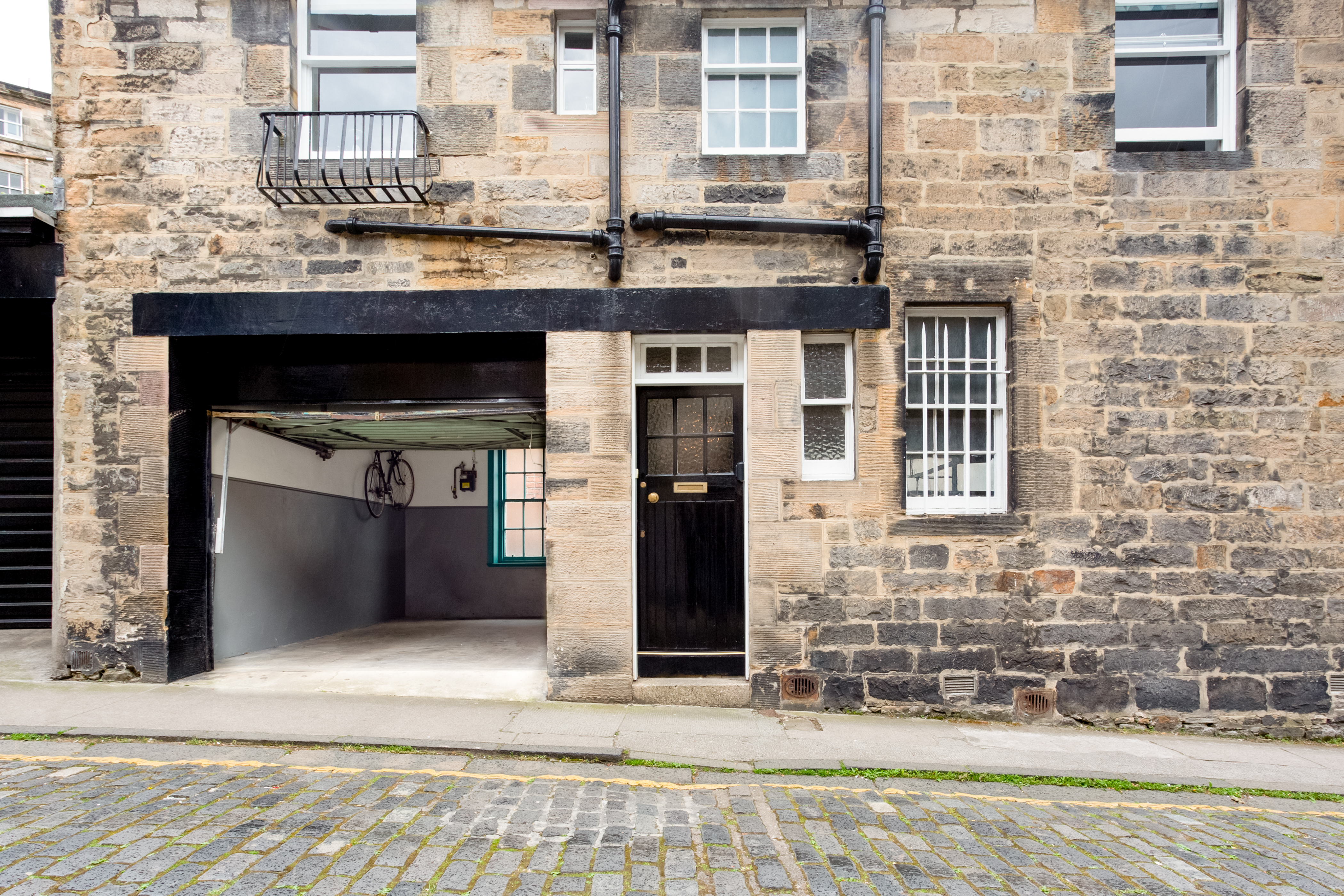 Cozy Up at a Georgian Mews Home + Private Parking in New Town West, Edinburgh