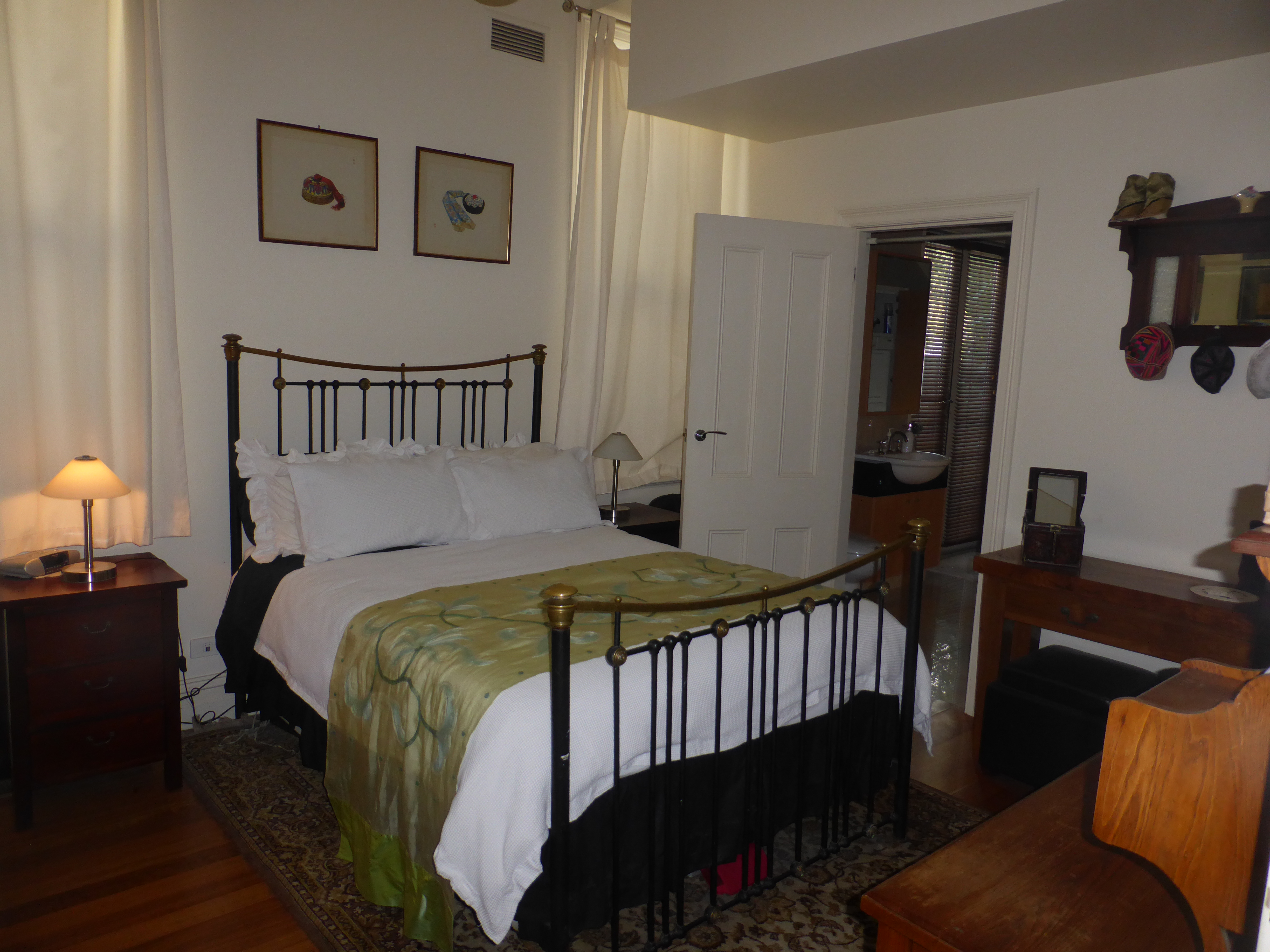 Room with en suite and sitting room in Moonee Valley, Melbourne