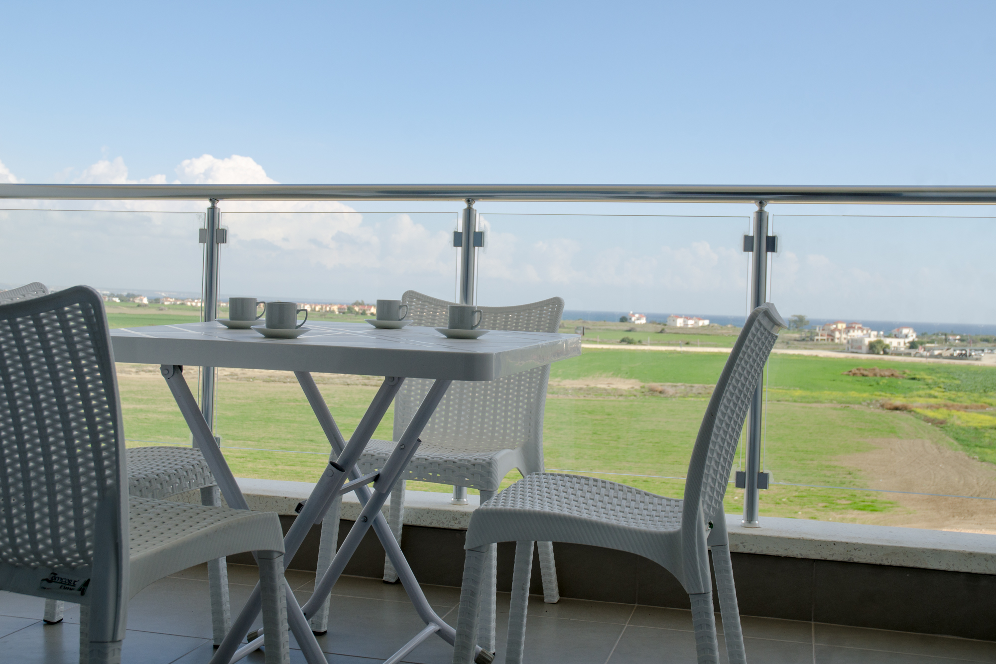Spacious apartment (studio) overlooking the sea