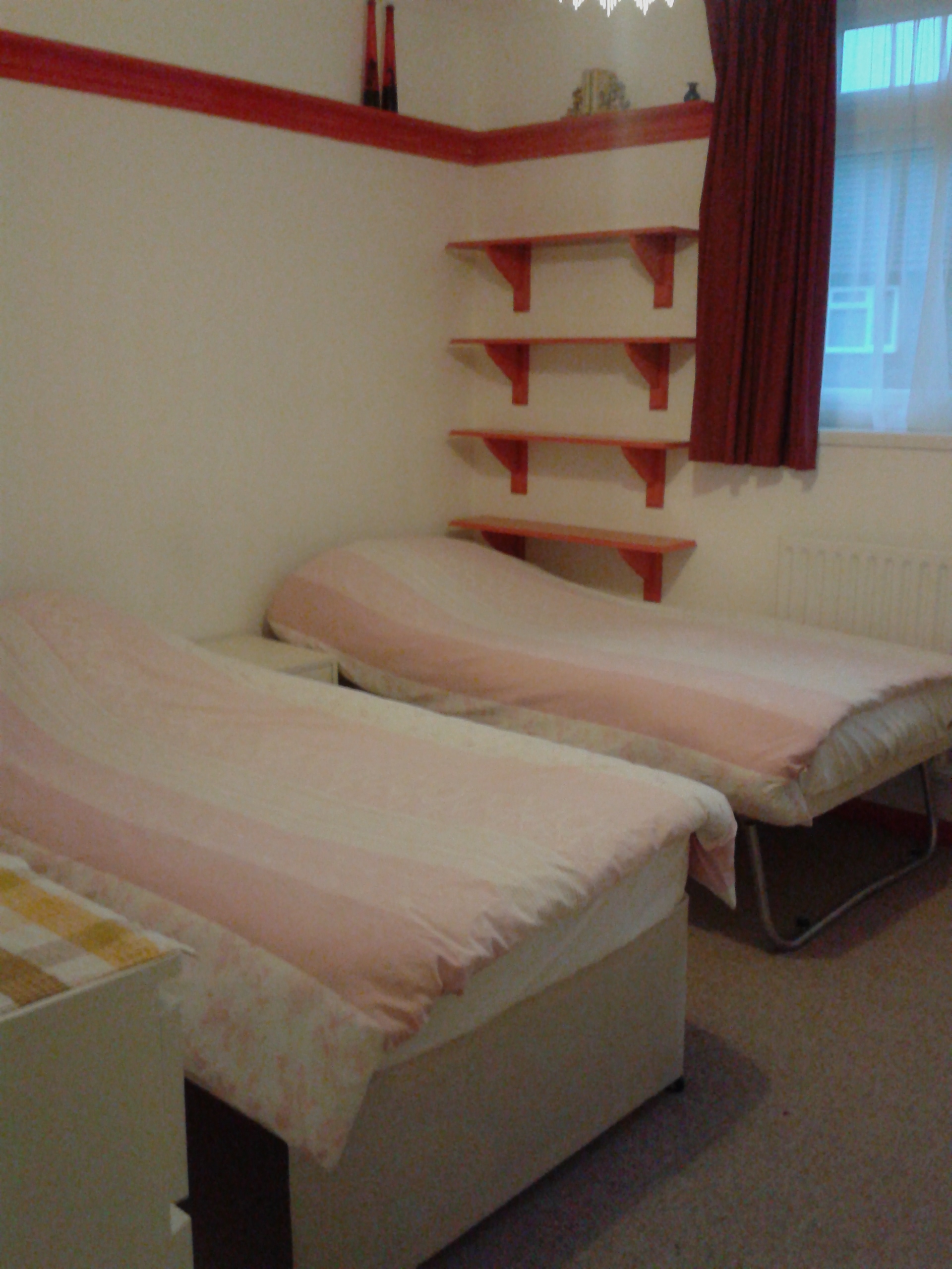 Bright Twin room in family home in Greenwich, London
