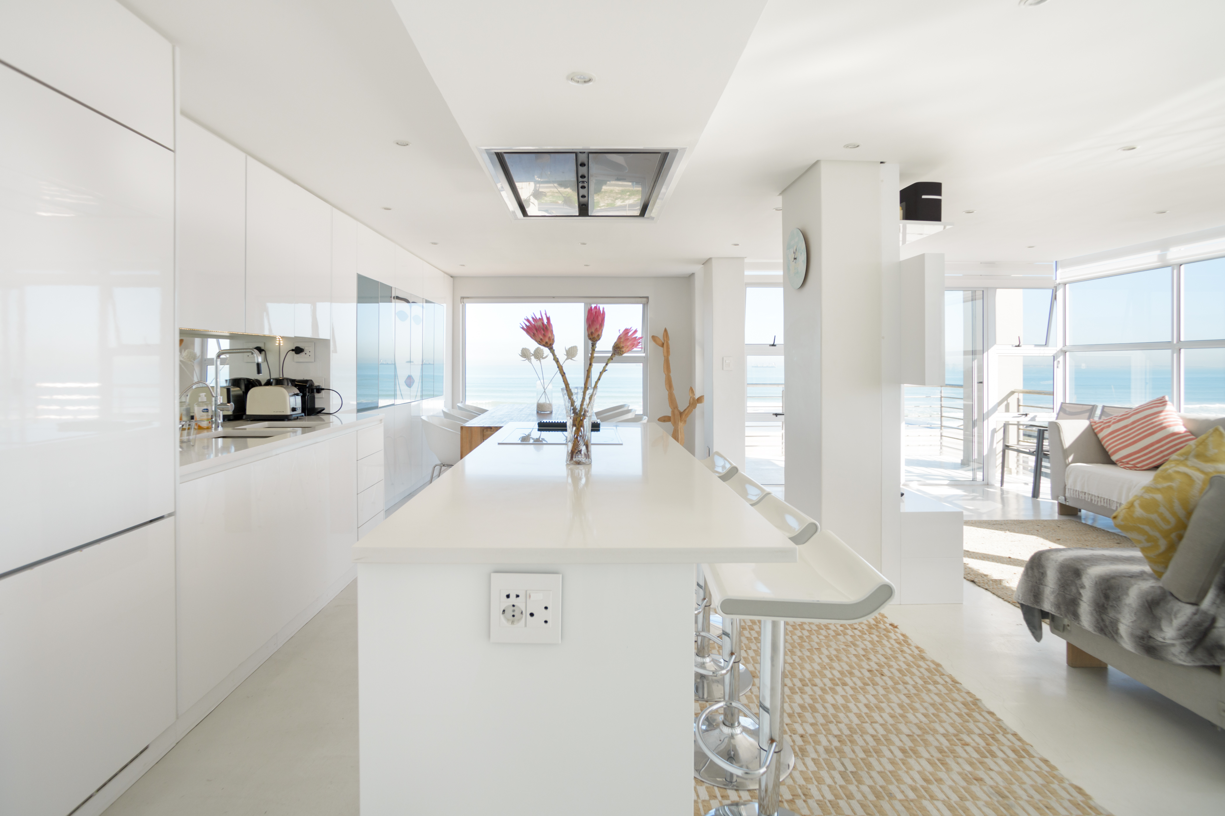 Designer Flat with Scenic Ocean & Mountain View’s