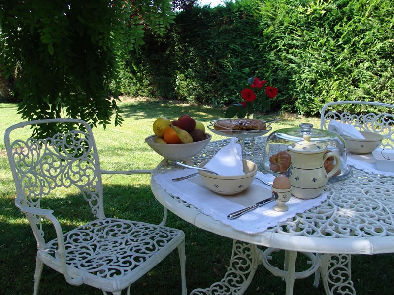 B&B surrounded by greenery.