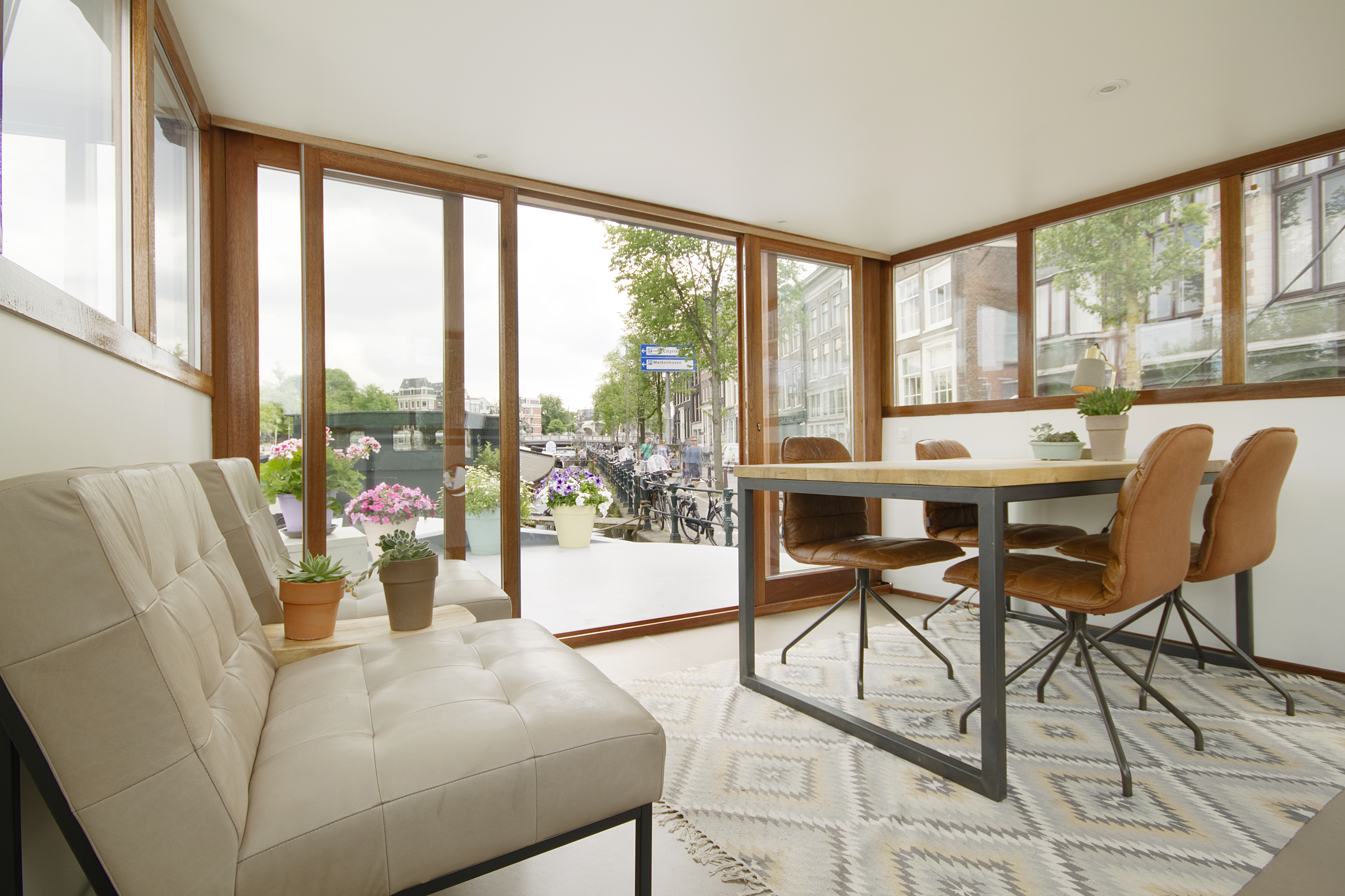 Houseboat with modern interior in the city center — Amsterdam stay