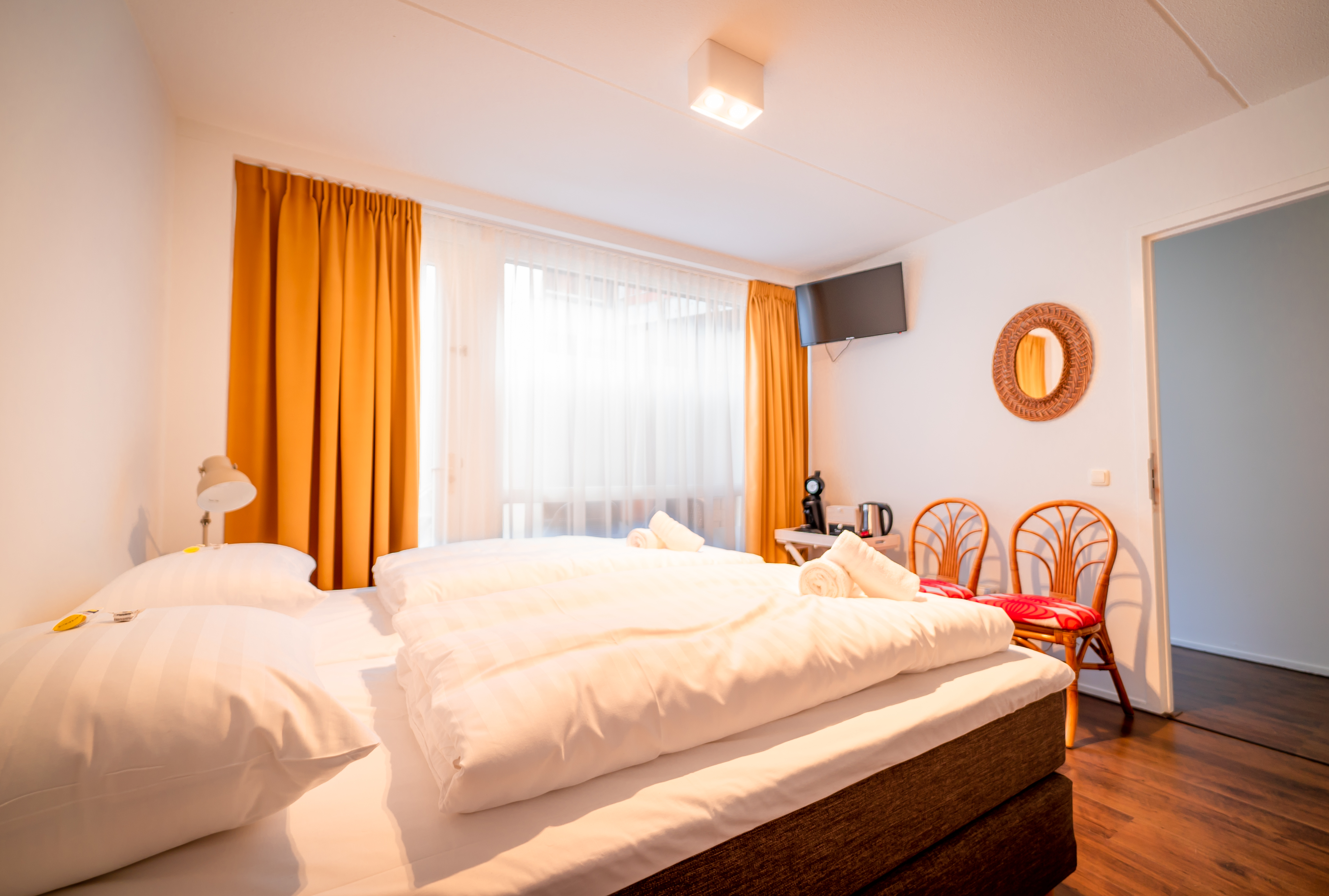 Luau themed room for 2 on the Grote Markt! — The Hague stay