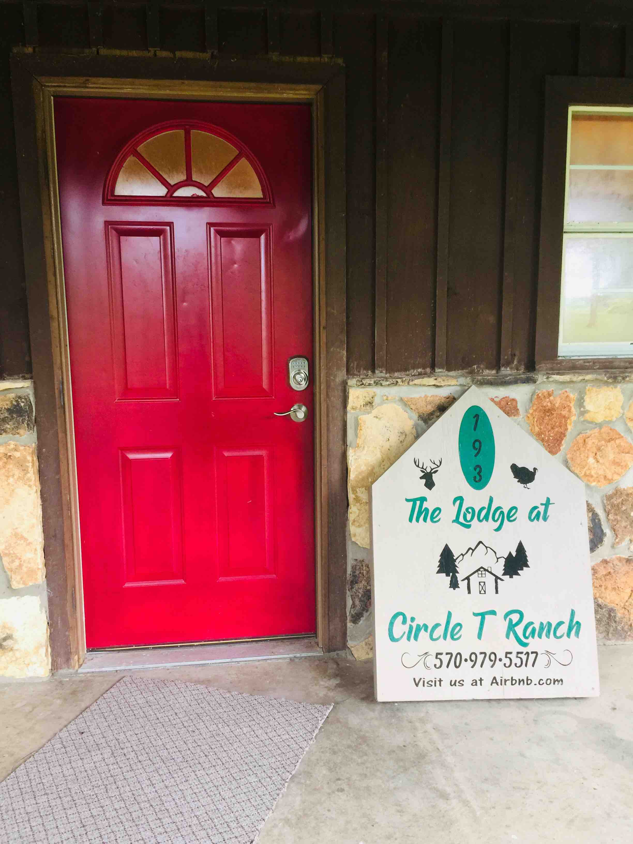The Hunting Lodge at Circle T Ranch Houses for Rent in Crown City