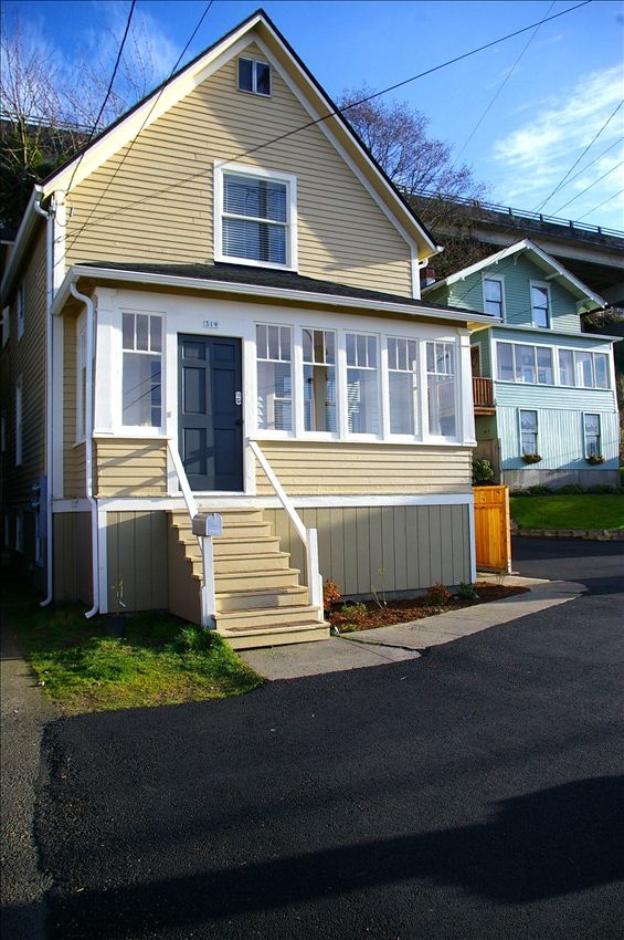 Charming 2bedroom suite close to downtown Astoria. Houses for Rent in