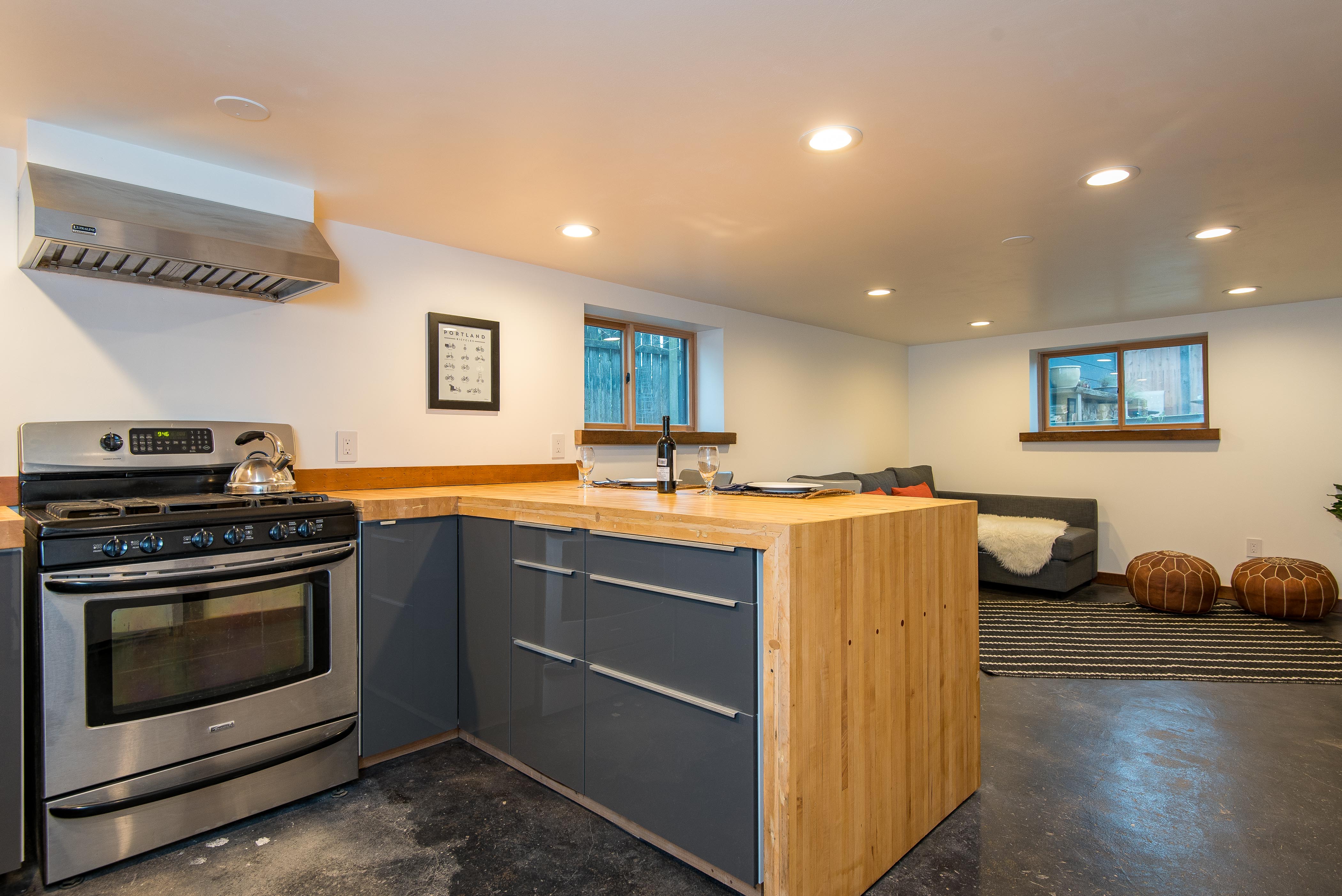 Industrial Modern Alberta Apartment Apartments for Rent in Portland, Oregon, United States