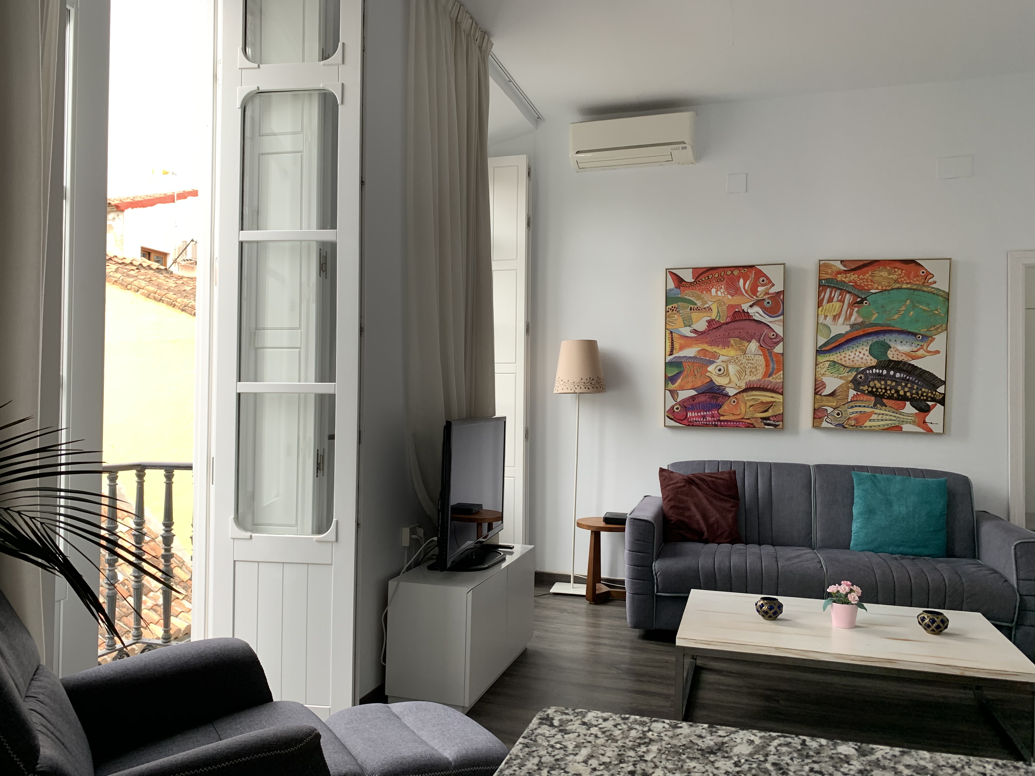 Charming bright apt WIFI, Elevator, 4 Window, A/A in Centro, Malaga