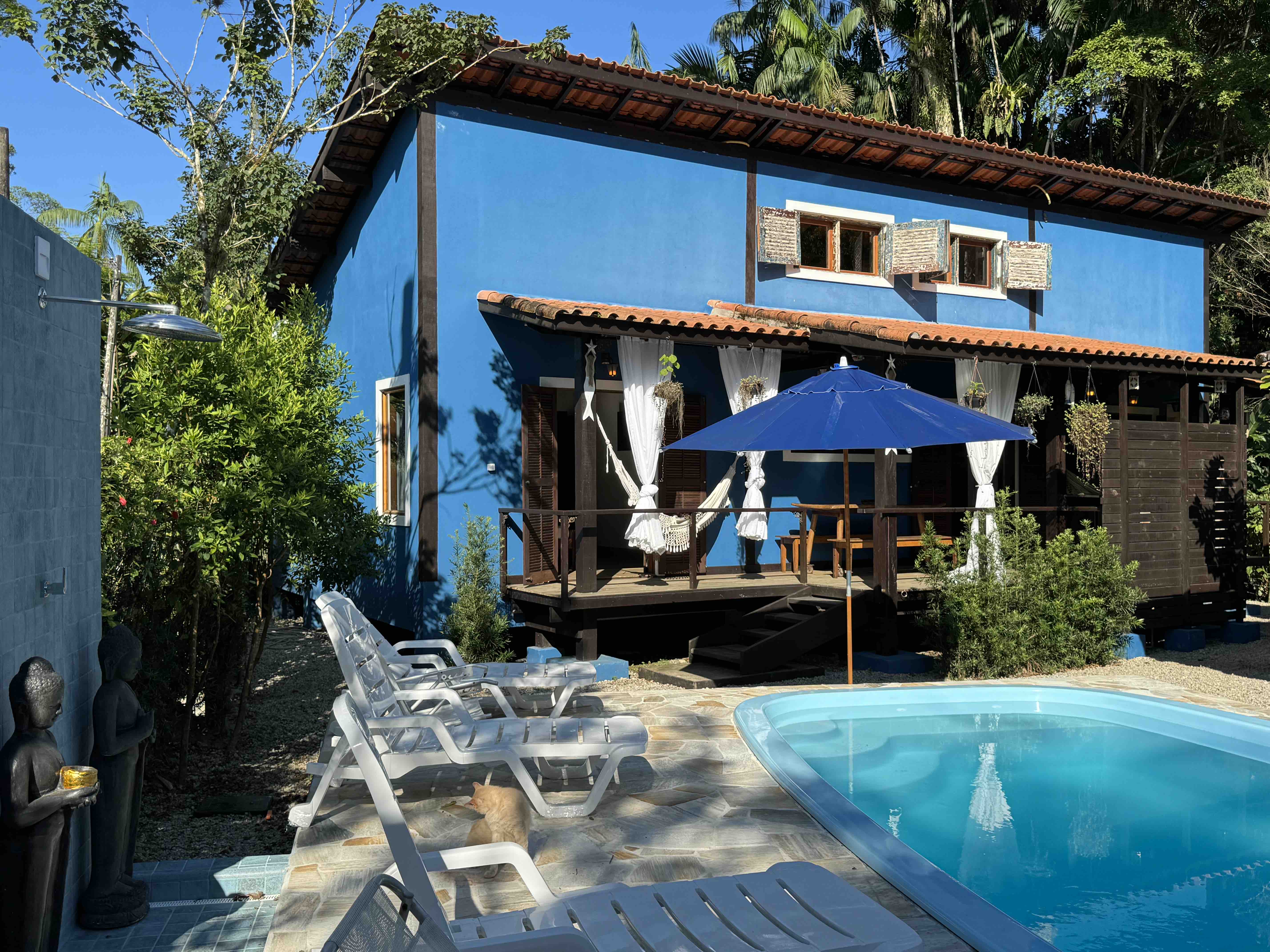 Pool bungalow and Cambury River in the middle of nature.