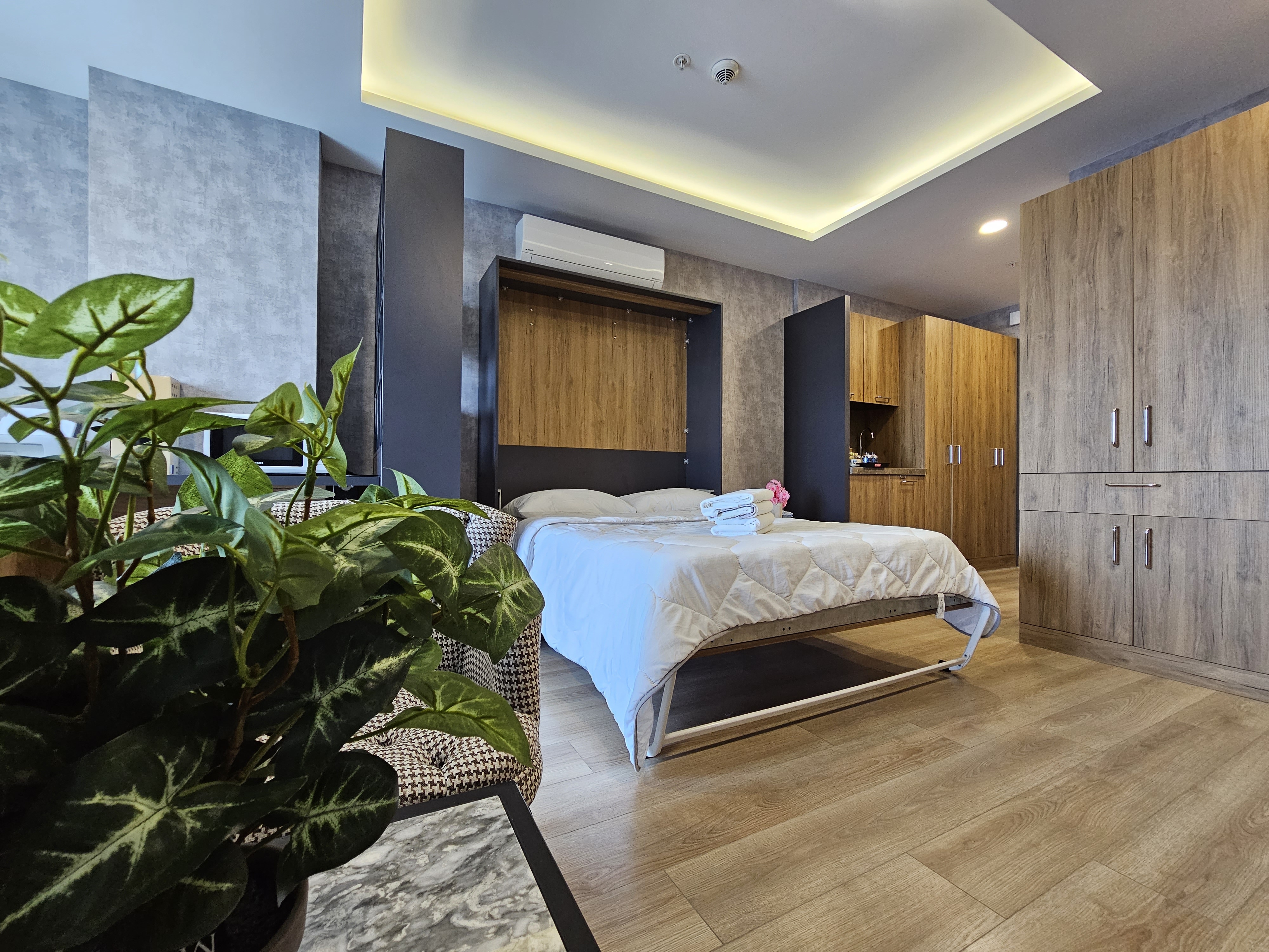 Businessmen Home Office 2 Min to Expo and Metro