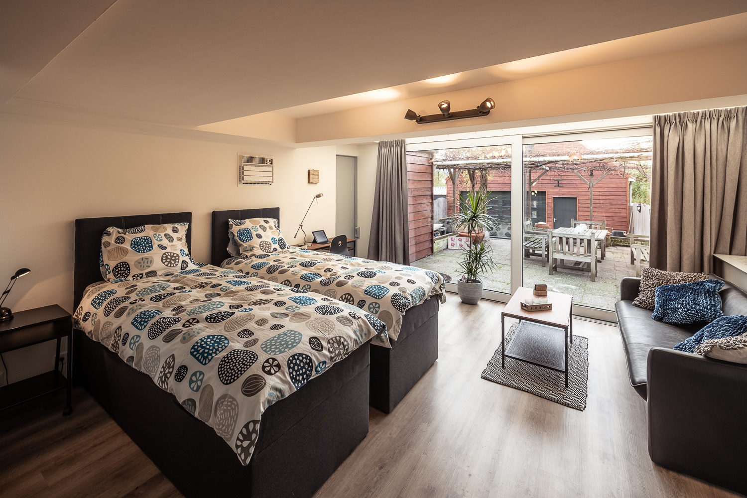 GARDEN STUDIO AIRPORT FREE BIKES & BREAKFAST — Amsterdam stay