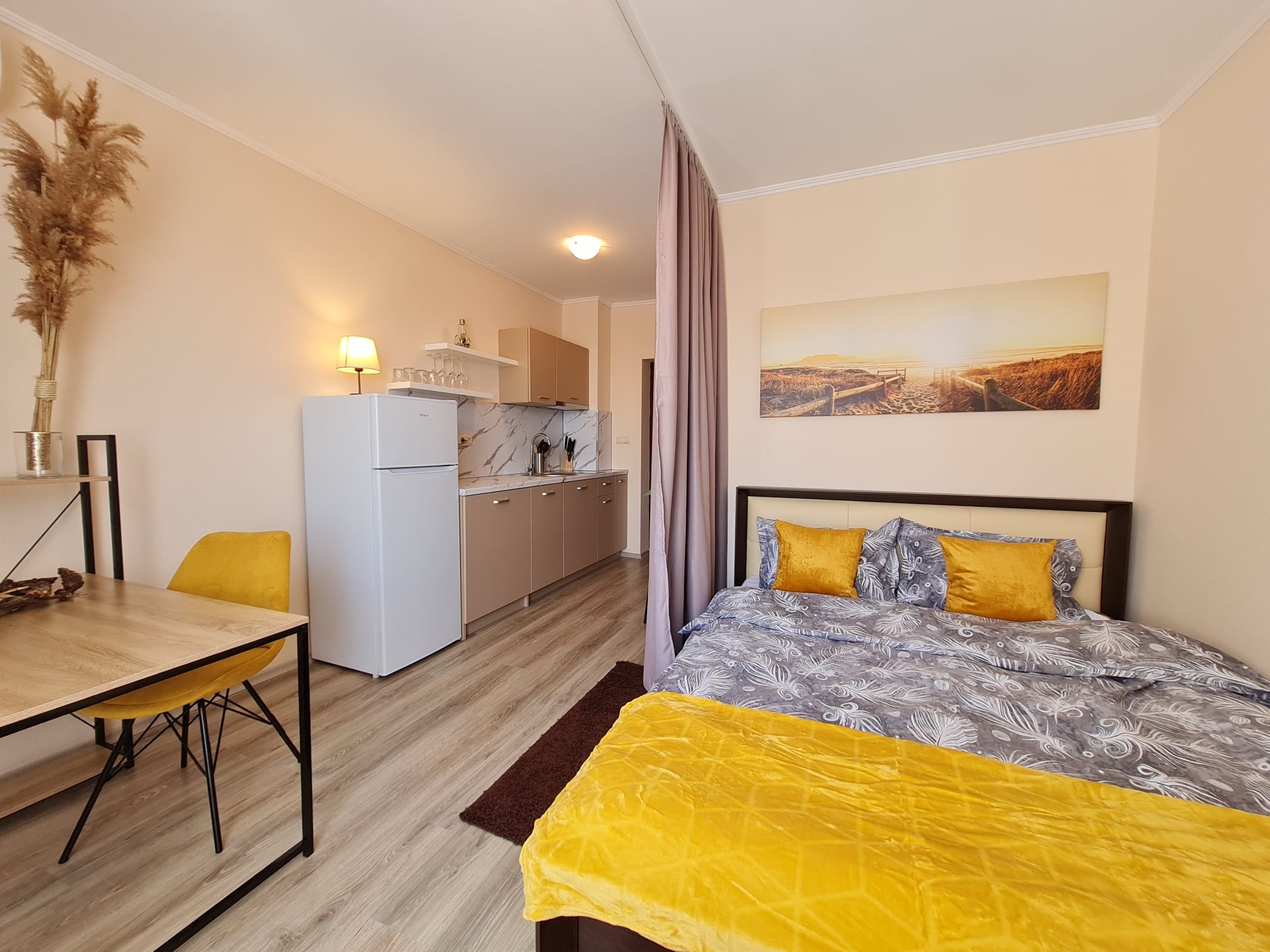 Studio with pool use near the beach