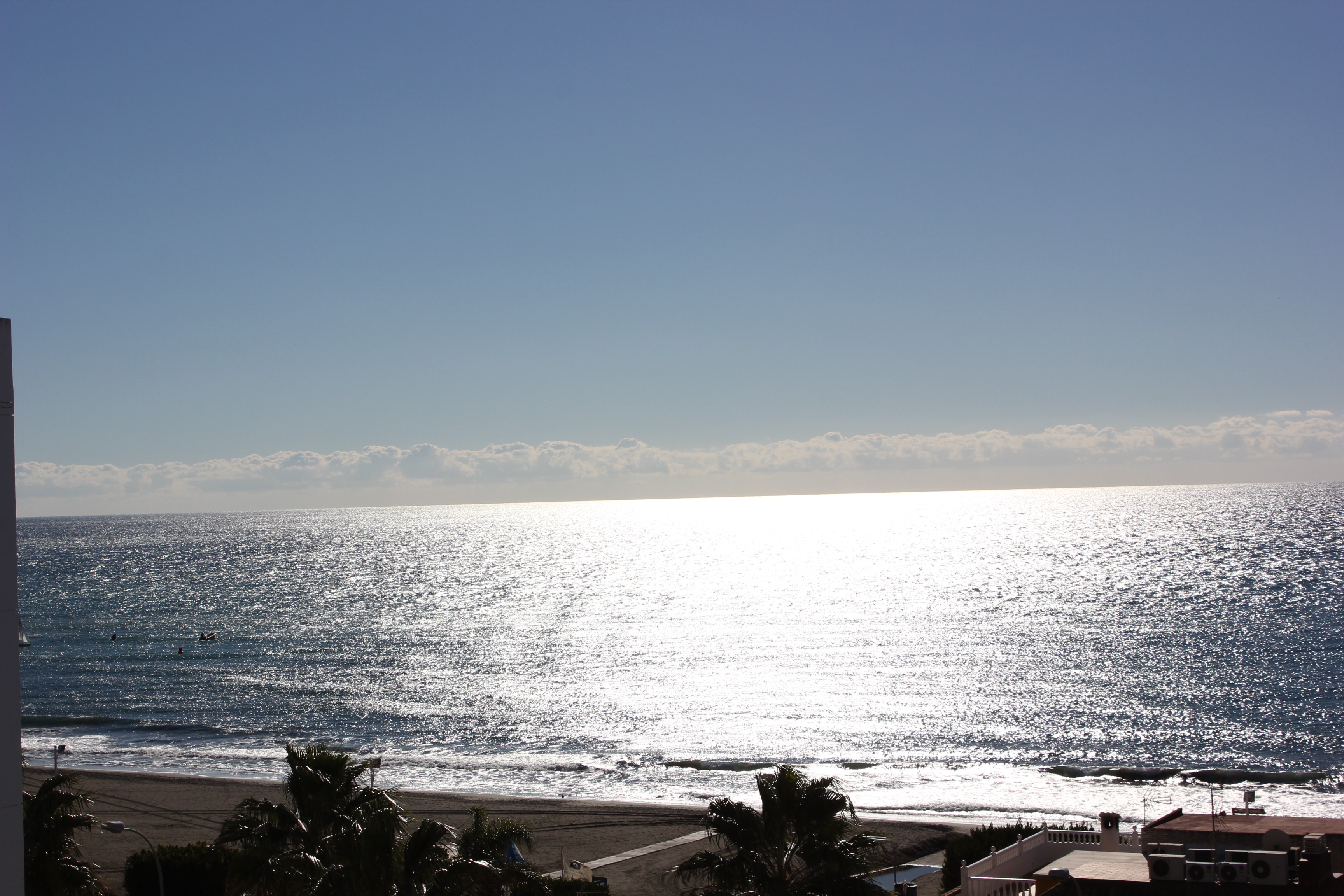 Sea views. In front of the beach. Terrace. Parking in Este, Malaga