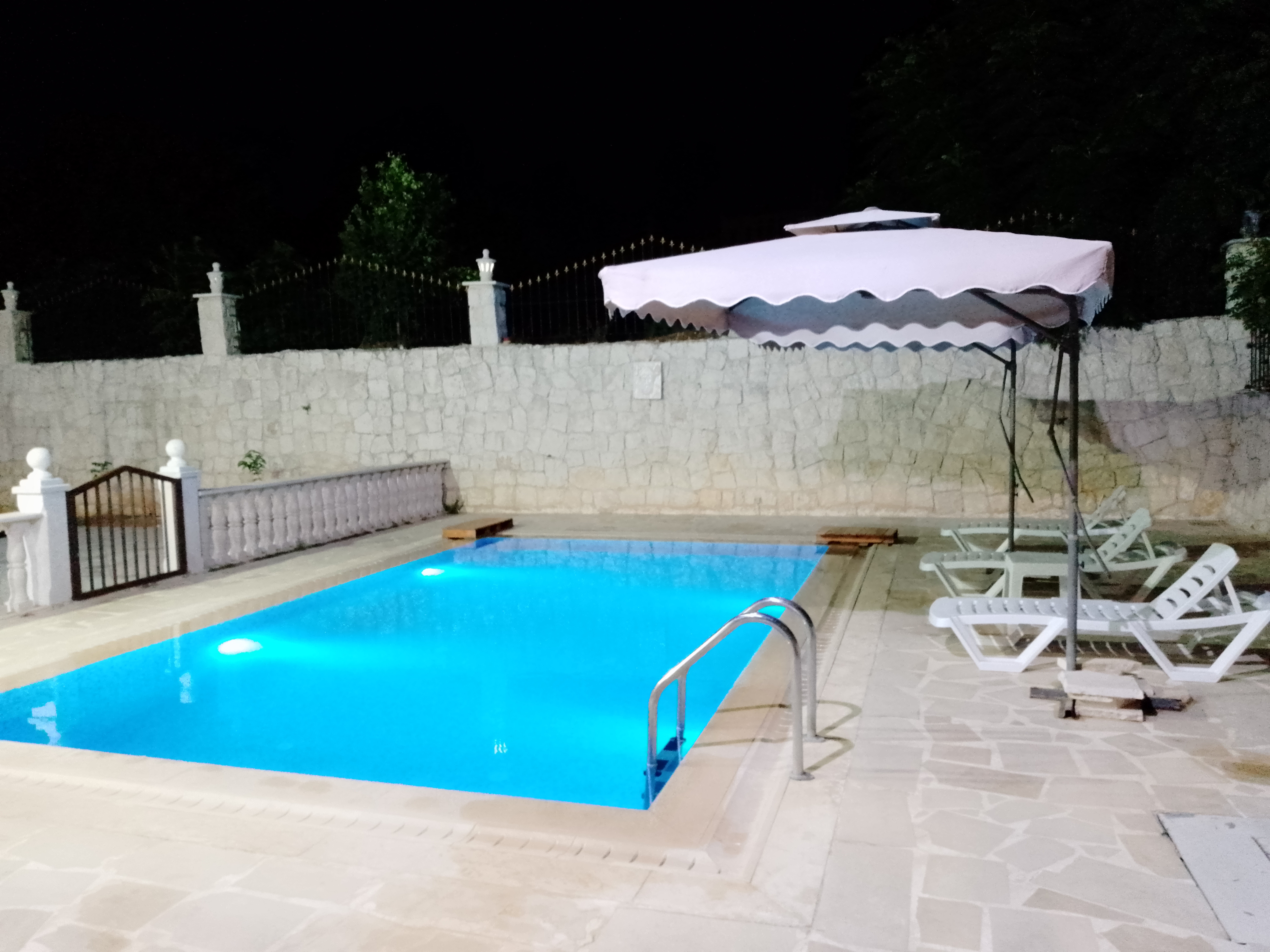 luxerious house with pool