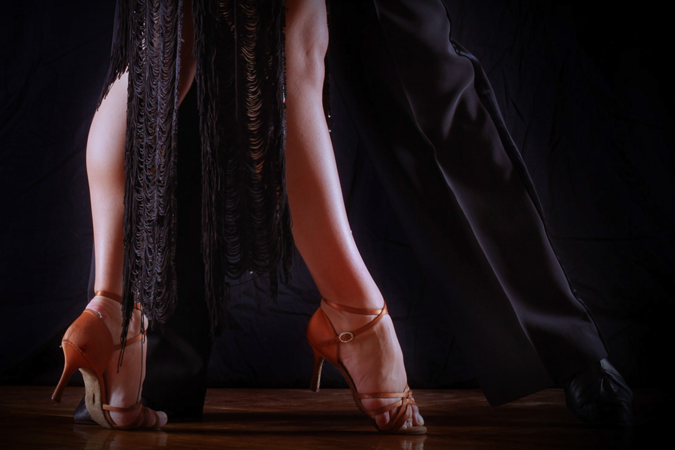 Танцуй руками ногами. Танец ногами. Латиноамериканские танцы ноги. Красивые ножки танцуют. Ноги танцовщицы в туфлях.