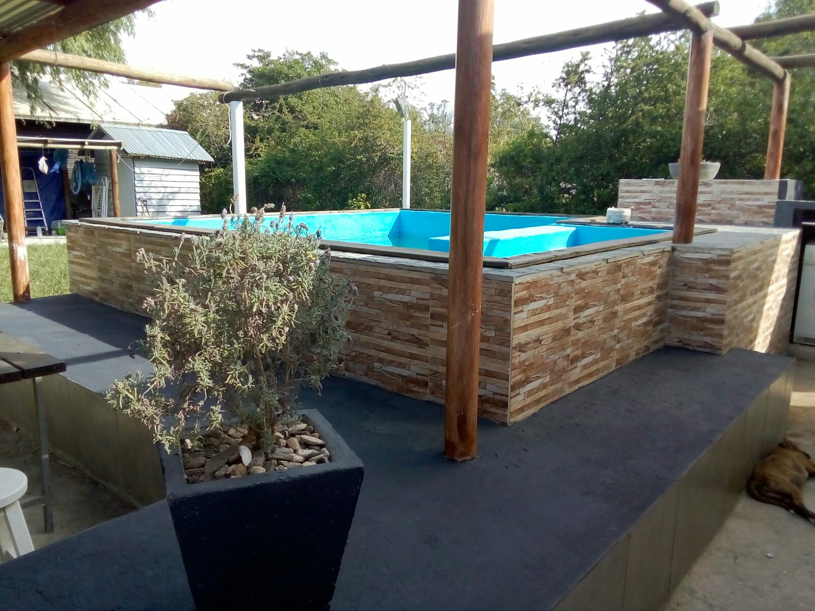 La Bar a pass of the bridge with a pool for six