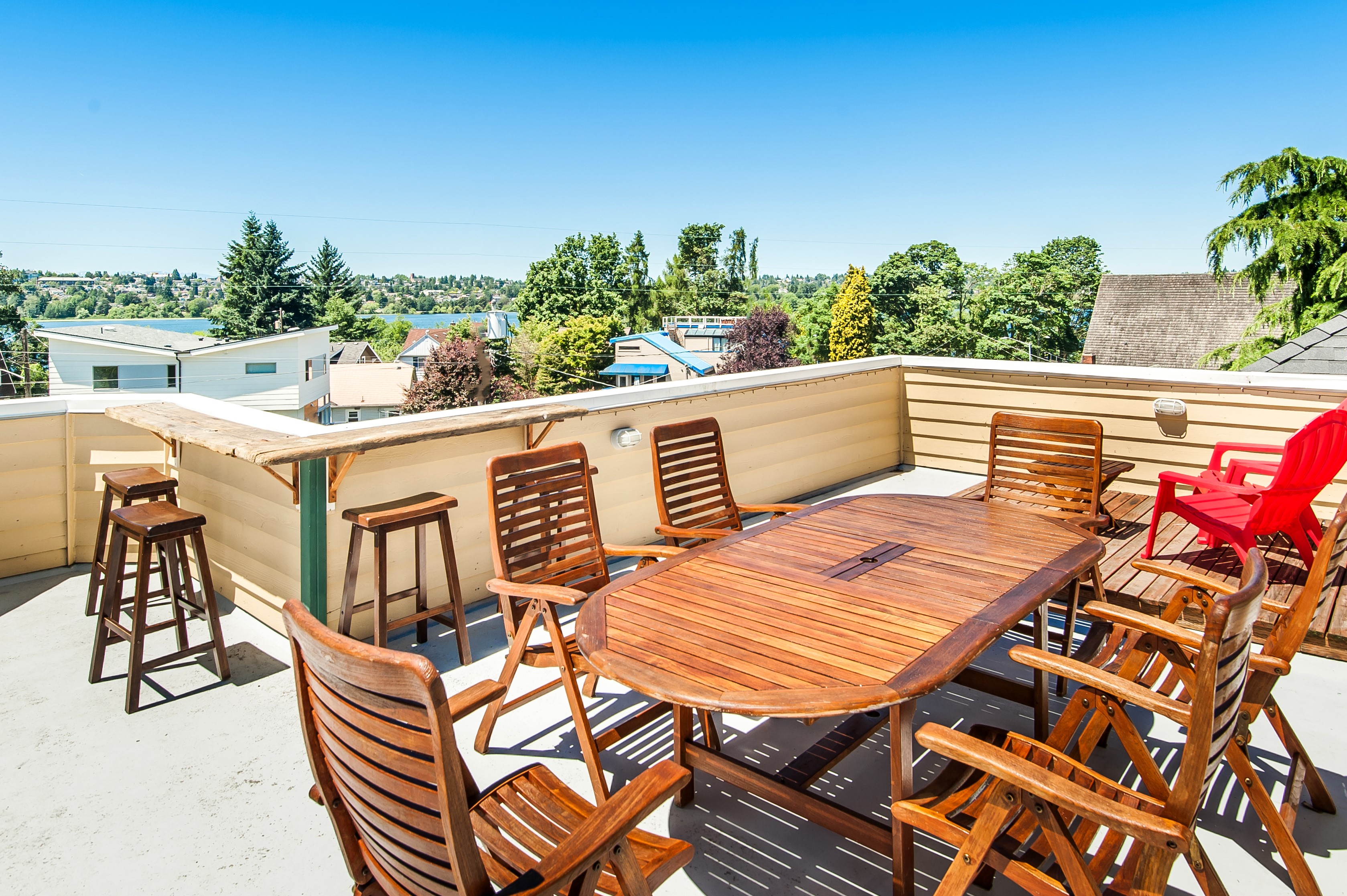 2BR Green Lake View Penthouse & Rooftop Deck