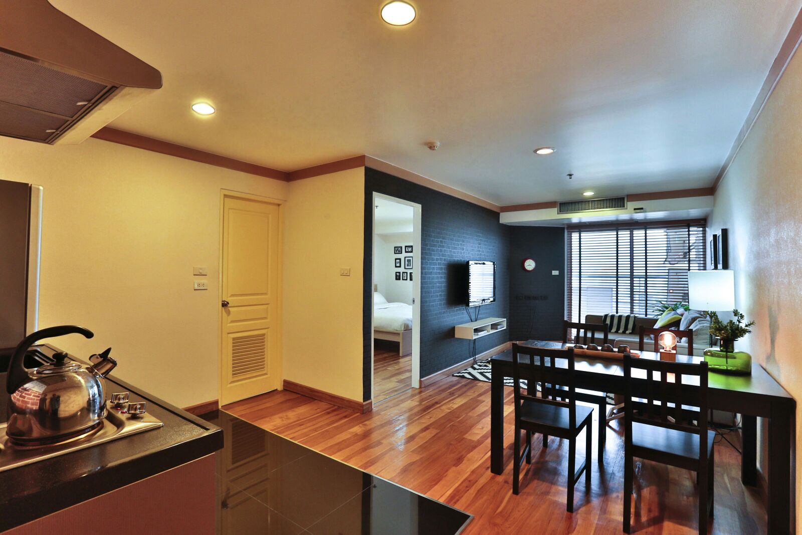 Charming 2 BDR near Emporium w view