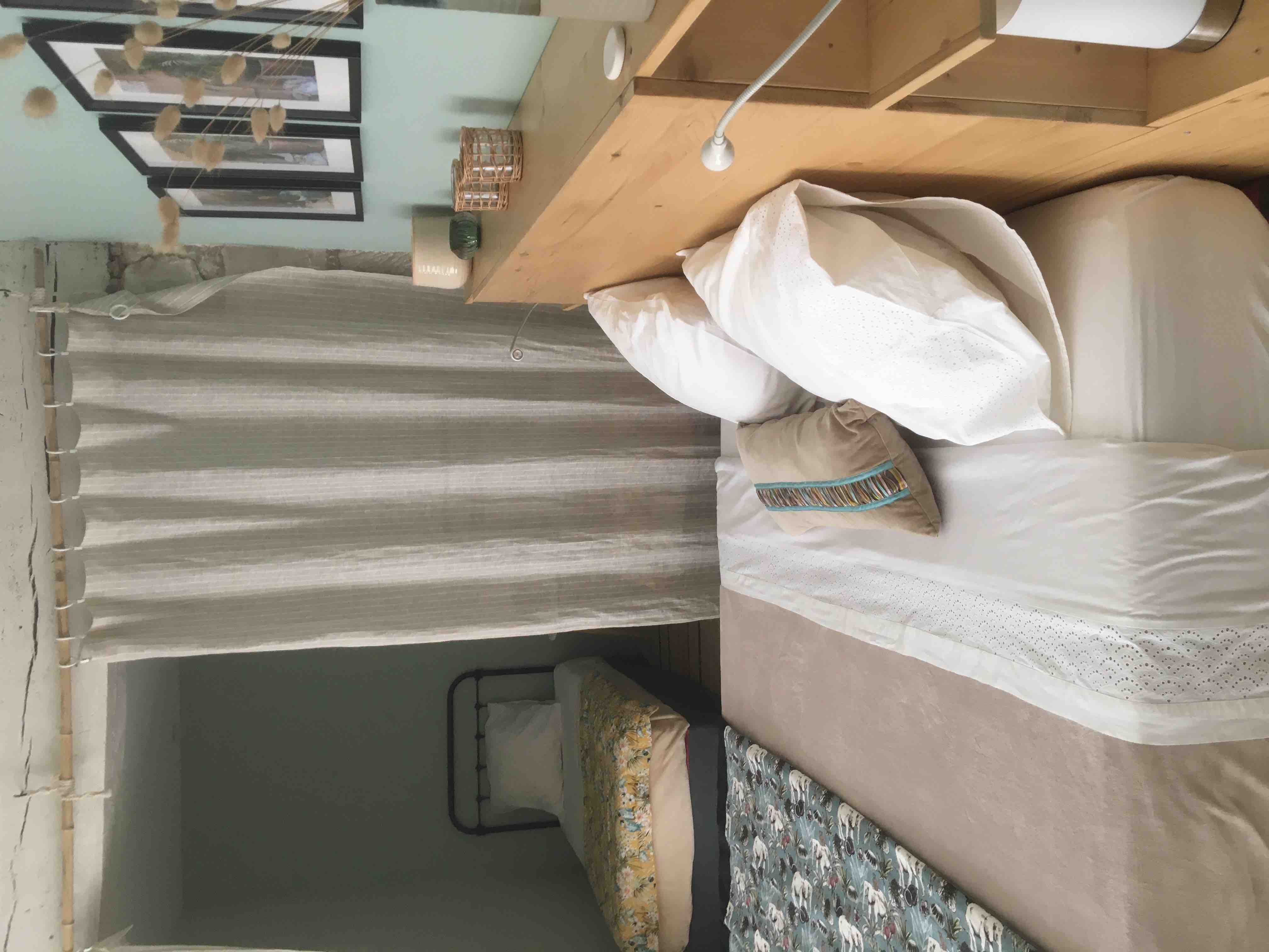 Chambre d’hôte Familiale Chargé, France Airbnb