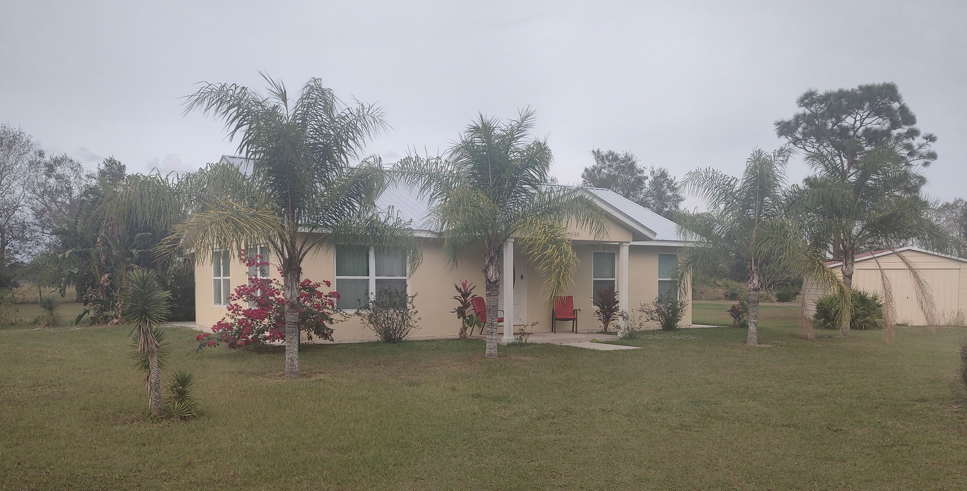 Country Villa w/patio and huge yard for parking