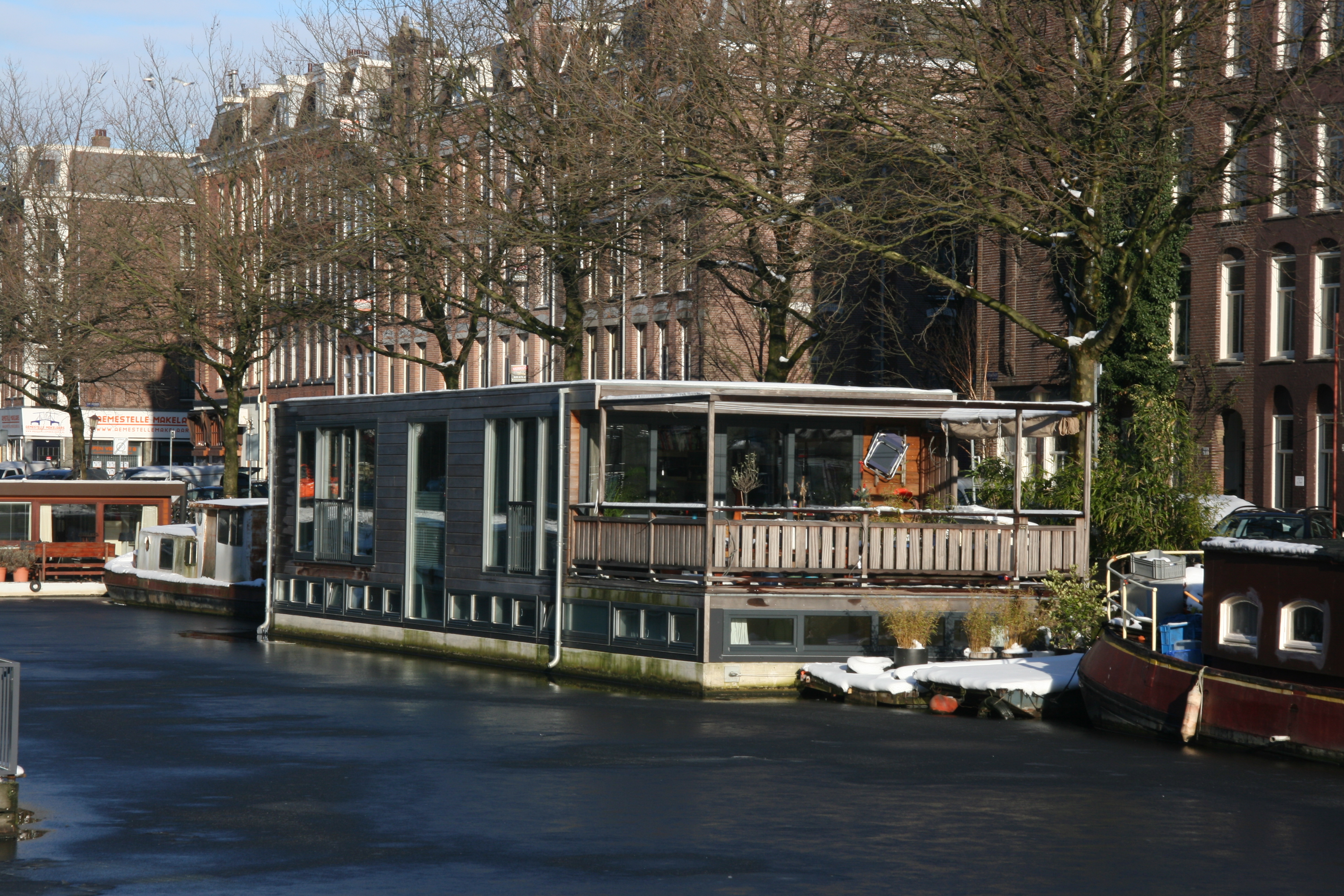 Houseboat near museums, the Pijp, two lovely cats in Zuid, Amsterdam