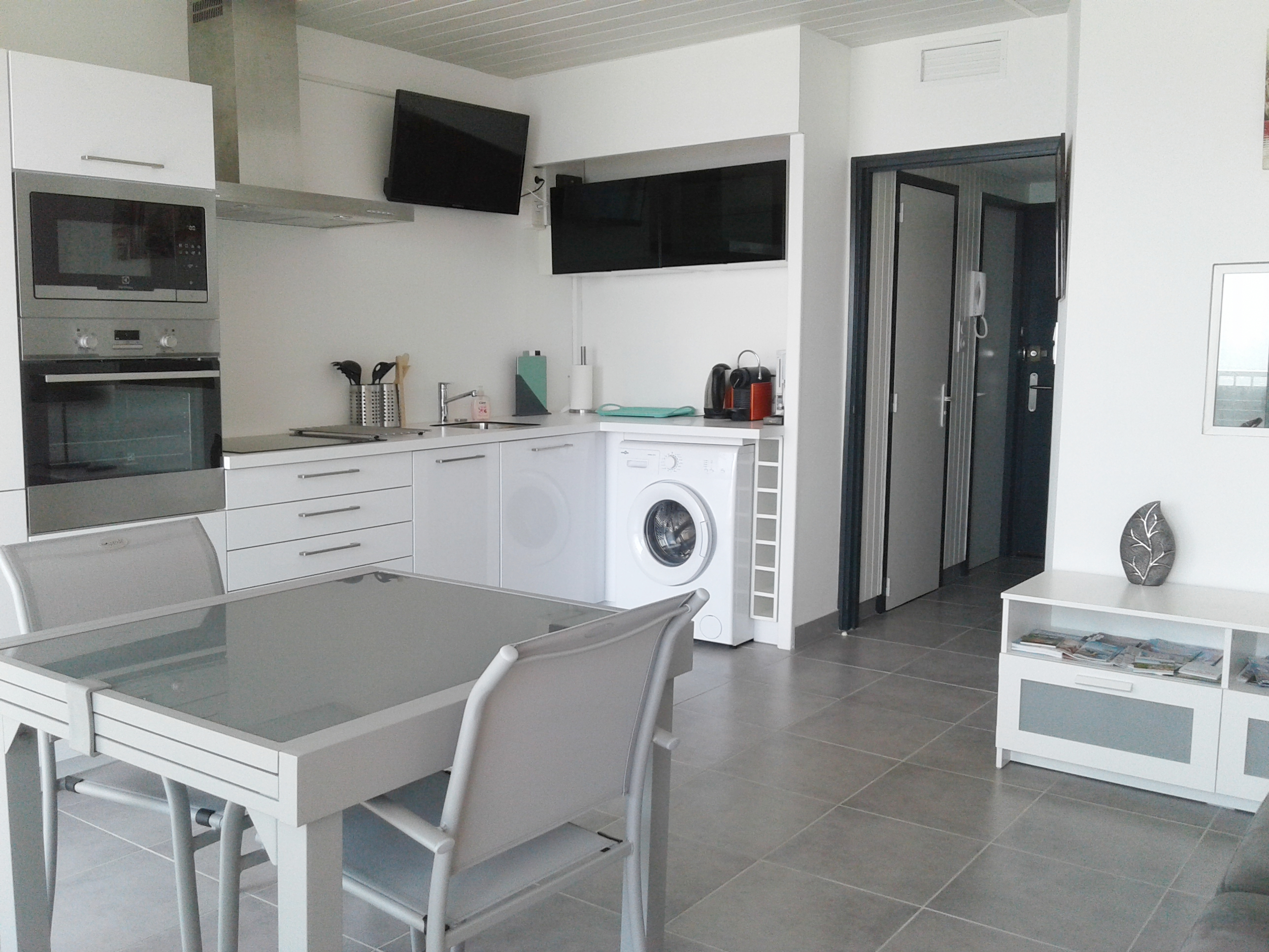 COMFORTABLE APARTMENT FACING THE SEA