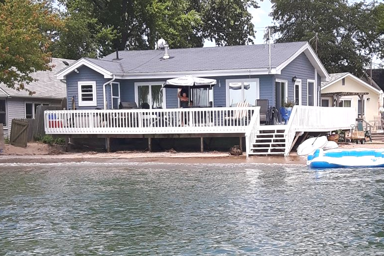 3 Bdr Toes In The Sand Beach Cottage on Lake Erie Cottages for Rent