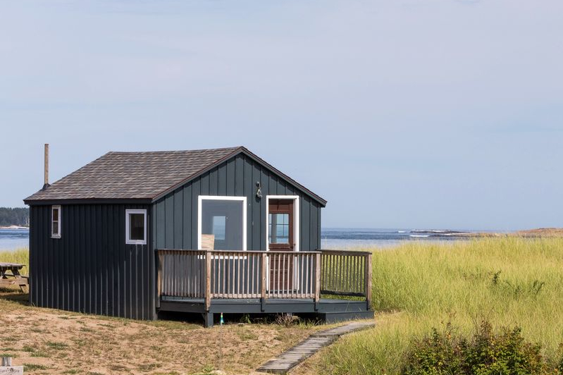 Driftwood Studio Oceanfront Bed on the beach. Tiny houses for Rent in