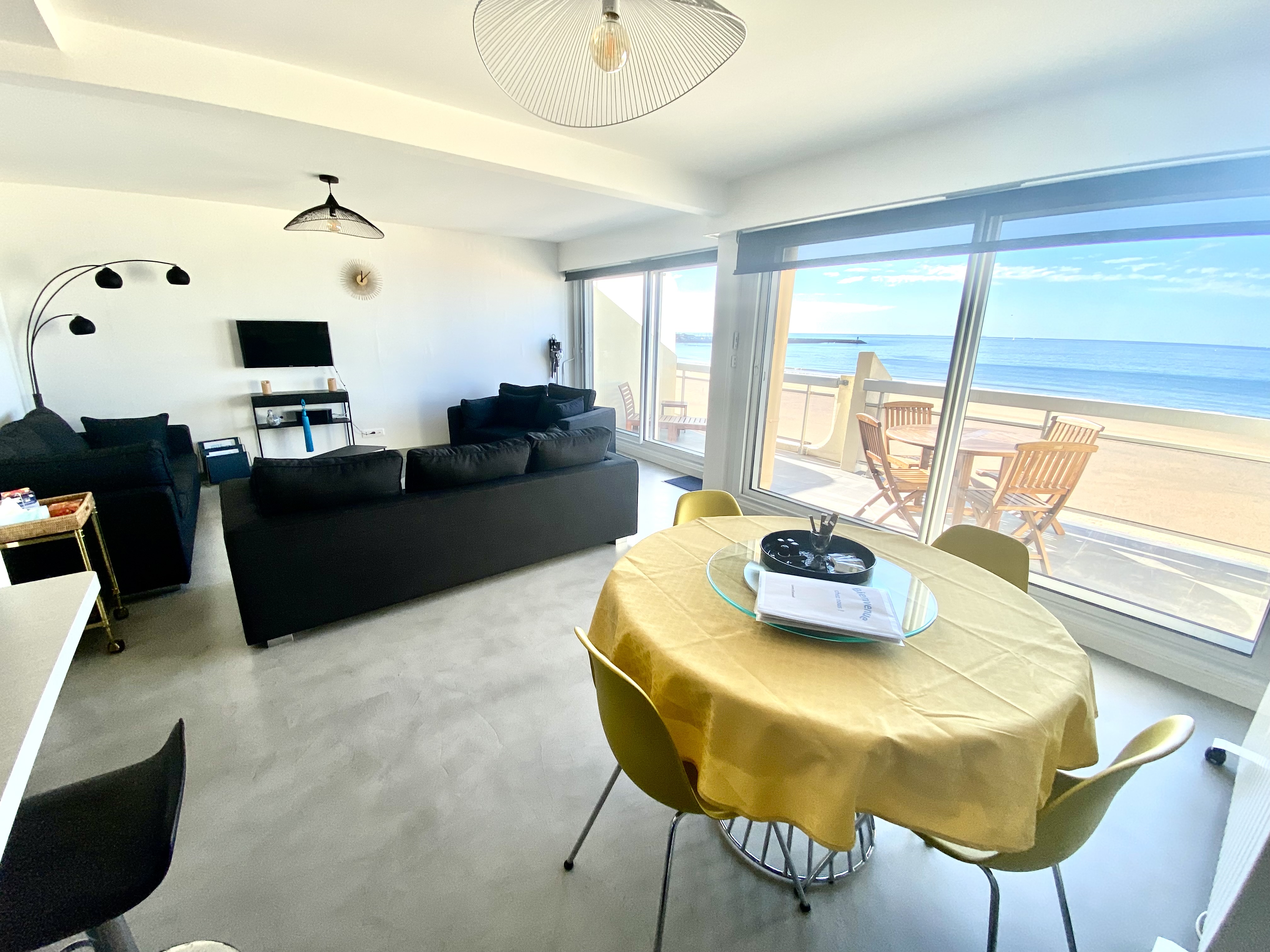 Beautiful apartment with large balcony sea view