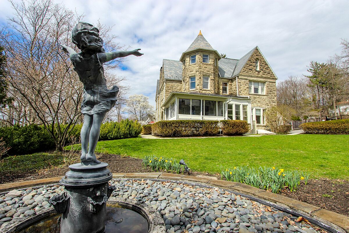 Historic 4 Bedroom Mansion at Fountain Place Houses for Rent in