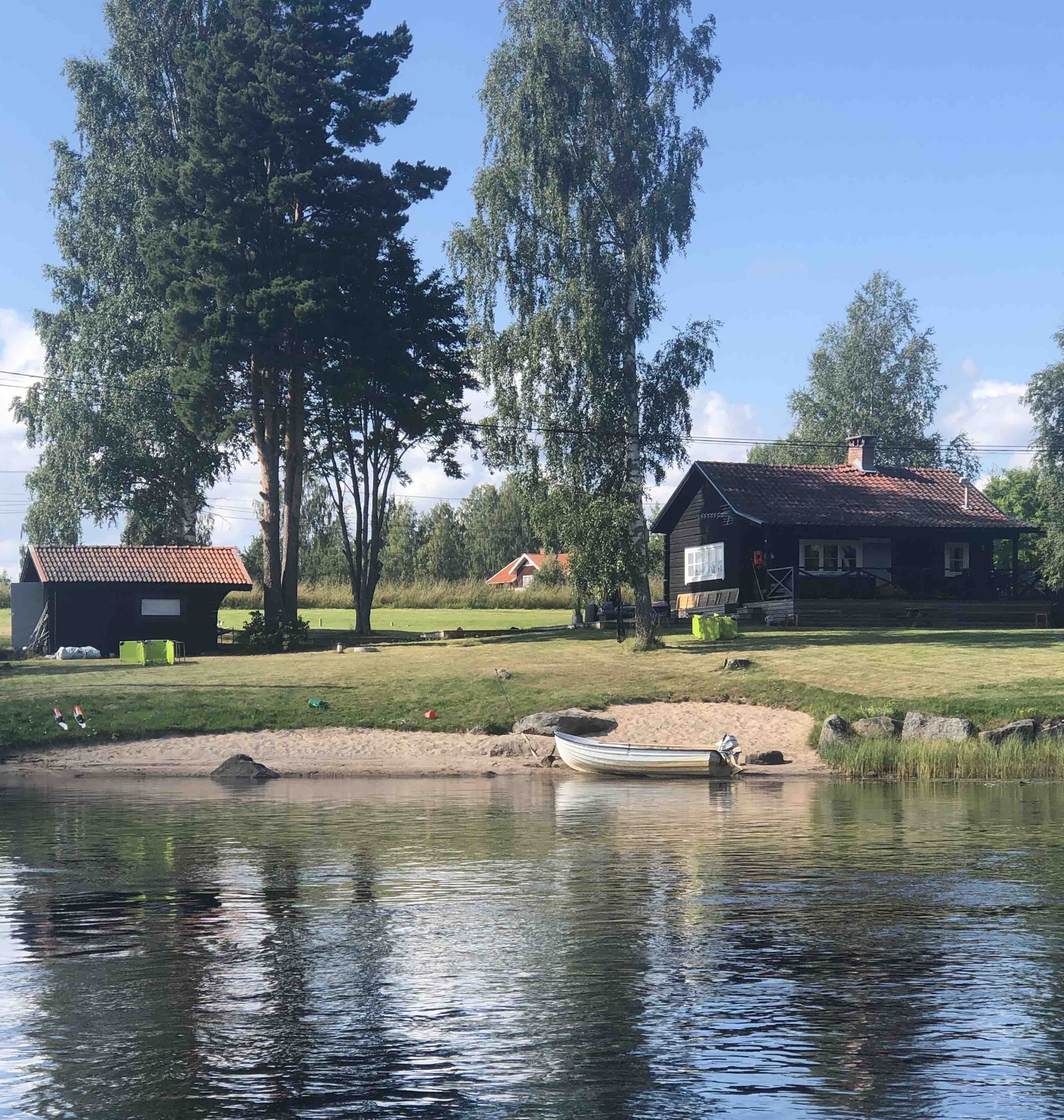 Nice cottage with fabulous lake location.