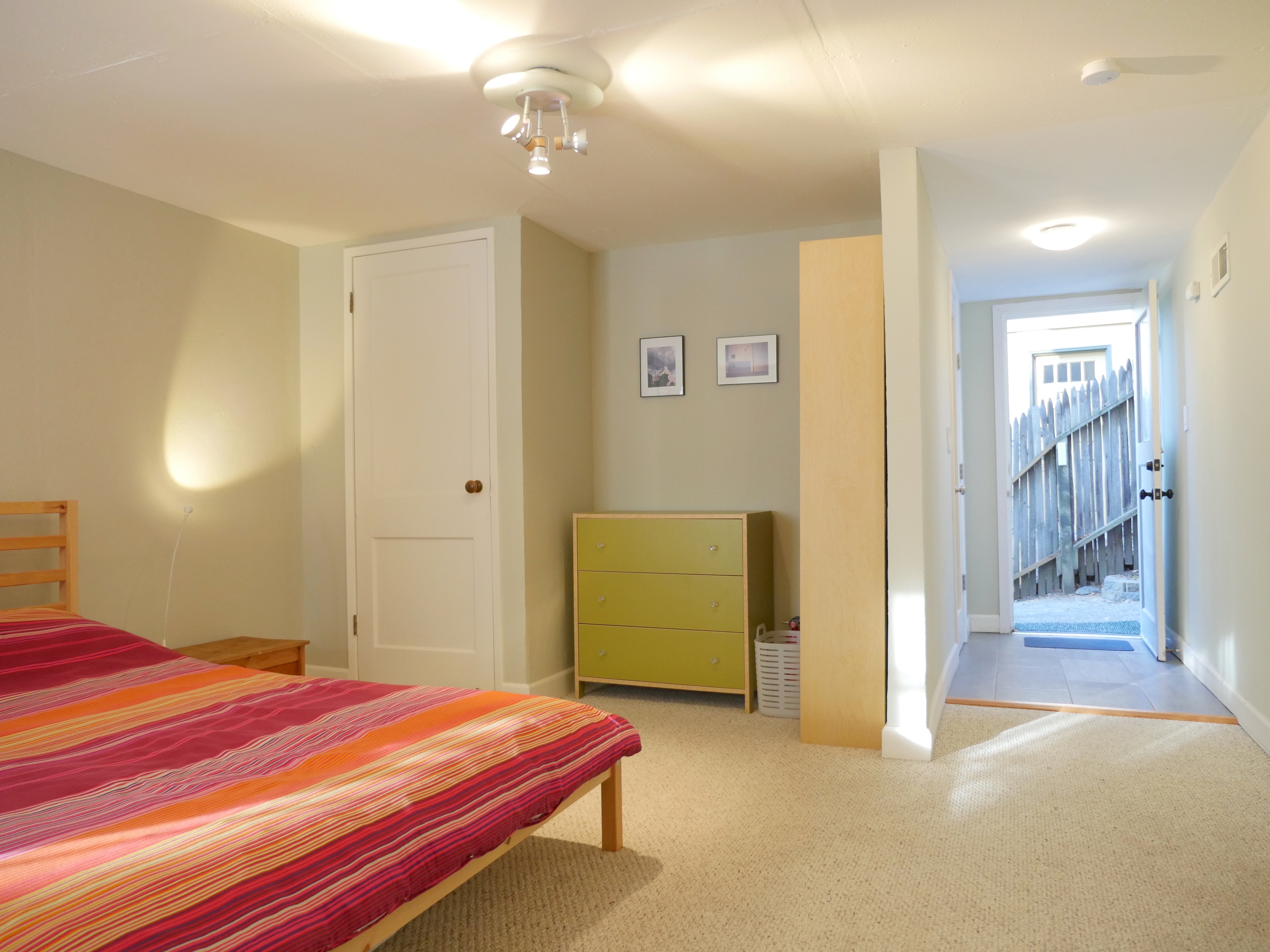 Roomy Studio with Private Entrance on Leafy Street in Oakmore, Oakland