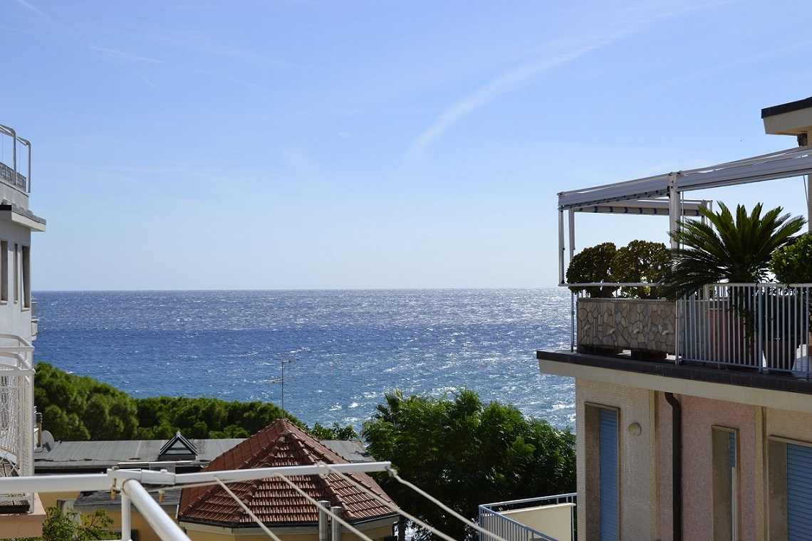 Two-room seaview apartment 30 mt to the beach WiFi