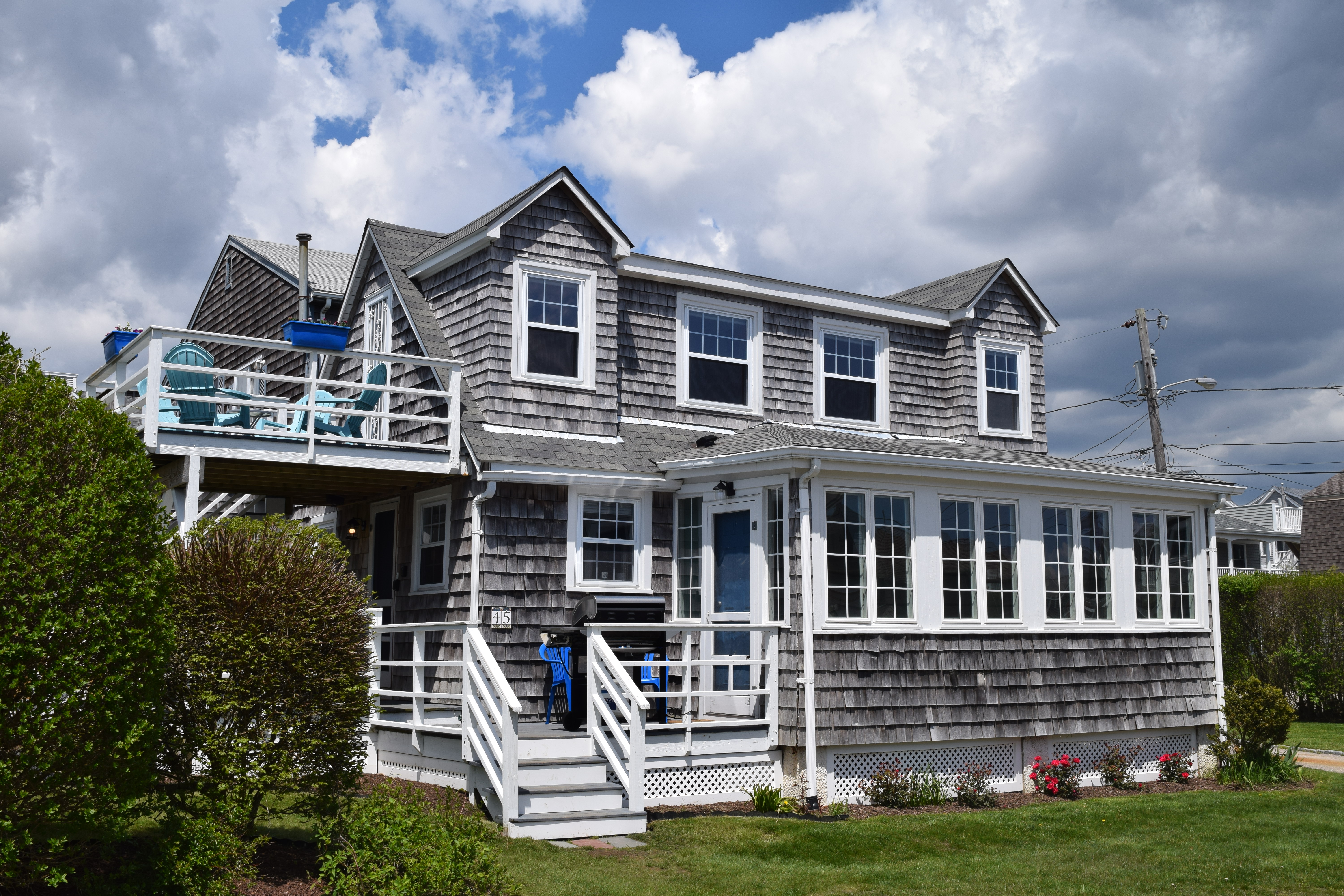 Pt Judith beach house. Water views & walk to beach